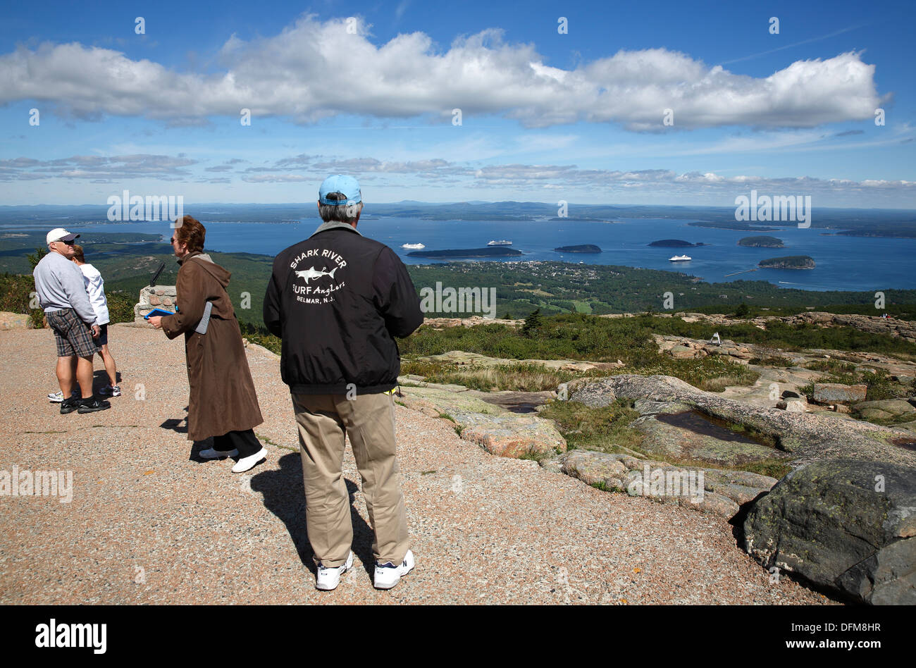 Touristen auf dem Gipfel des Cadillac Mountain, Bar Harbor, Maine, USA Stockfoto