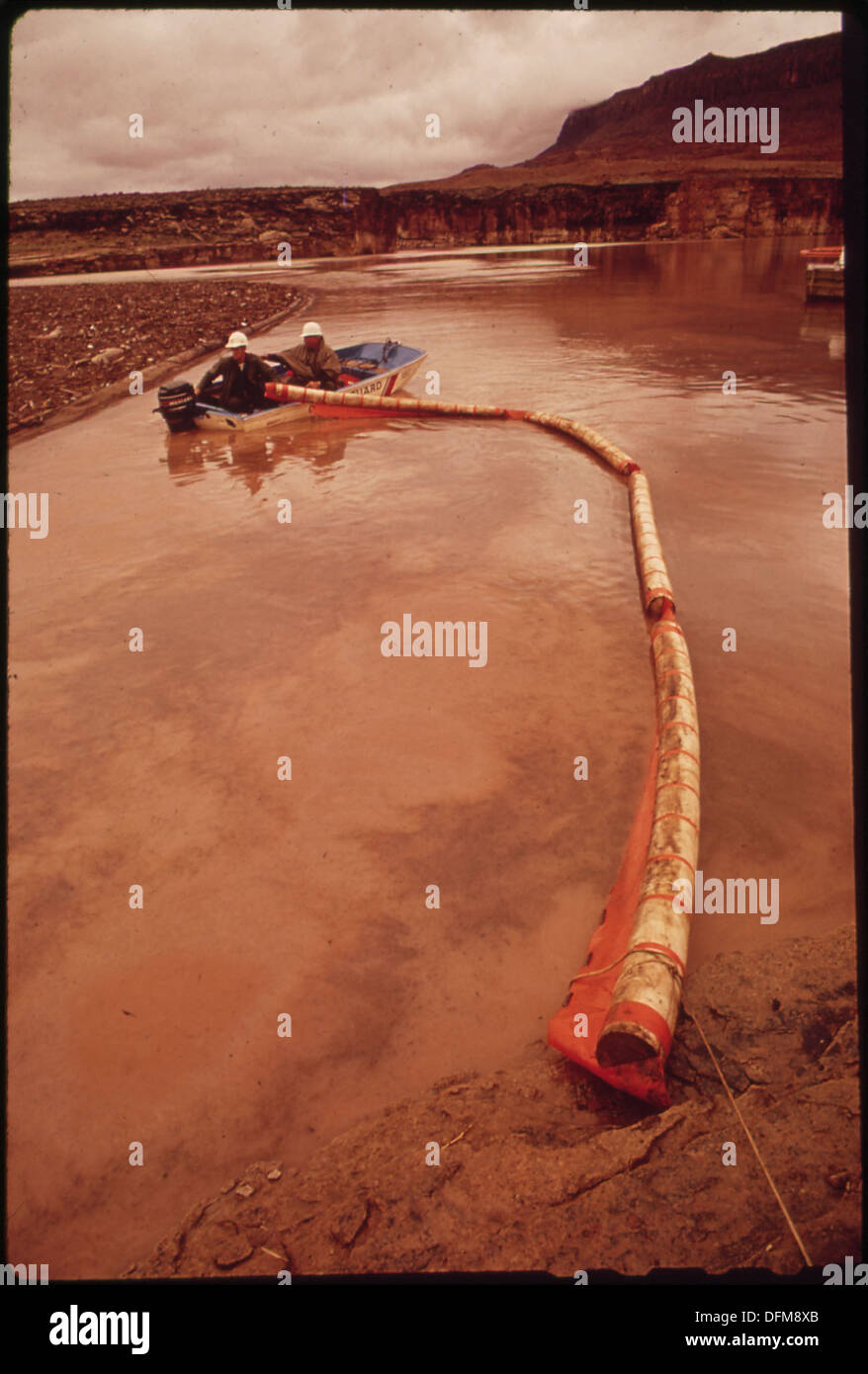 Eine Ölpest ist am San Juan River zu sehen, direkt über dem Baumstamm. Bei Shiprock, New Mexico, brach eine Pipeline aus, bei der etwa 285.000 Liter Öl in den Fluss fließen und erhebliche Umweltschäden verursachten. Stockfoto