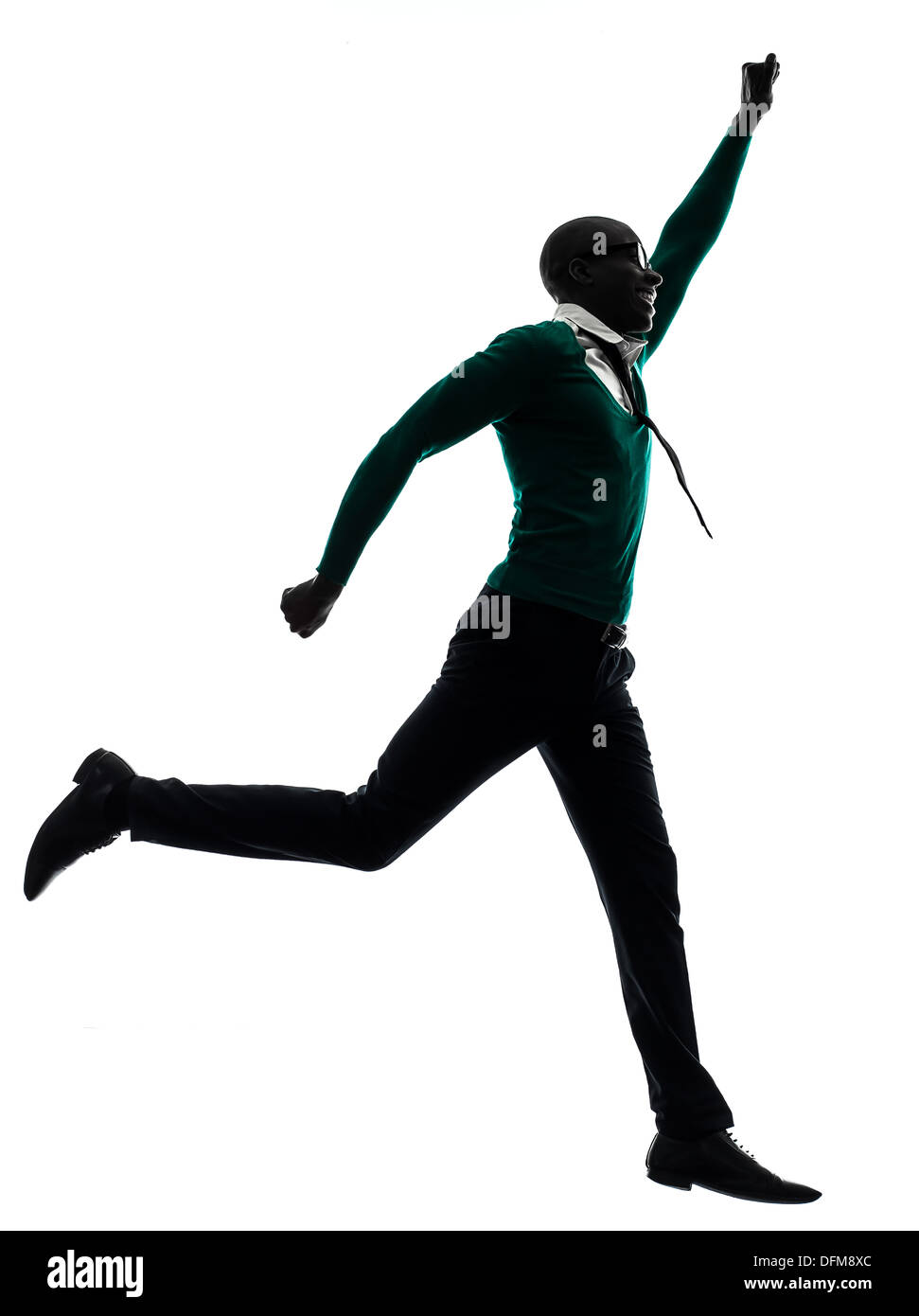 eine afrikanische schwarze Mann springt glücklich im Silhouette Studio auf weißem Hintergrund Stockfoto