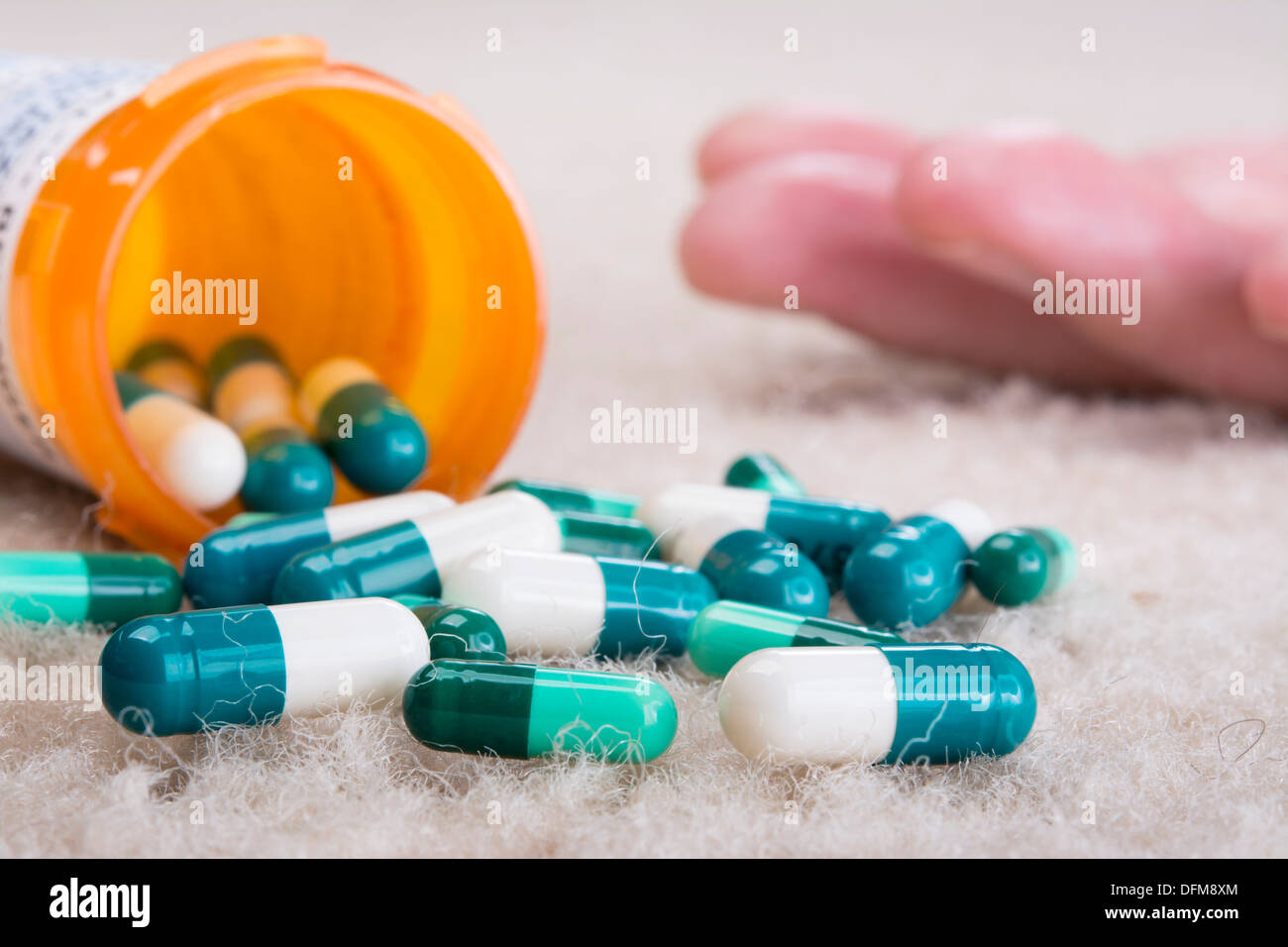 Überdosis auf verschreibungspflichtige Medikamente und liegt bewusstlos auf dem Boden einer person Stockfoto
