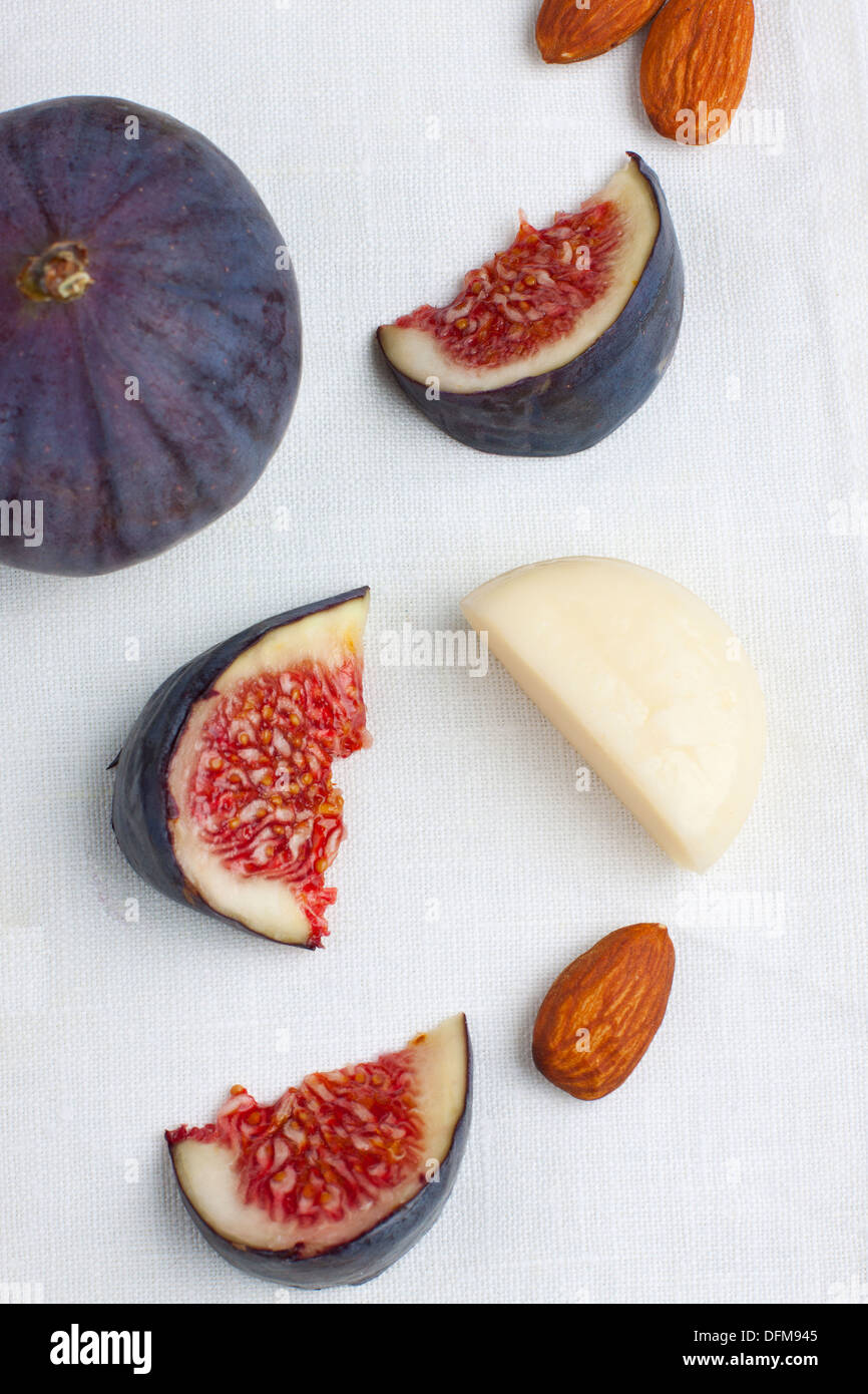 Scheiben von frischen Feigen mit Käse und Nüssen, geschossen von oben Stockfoto