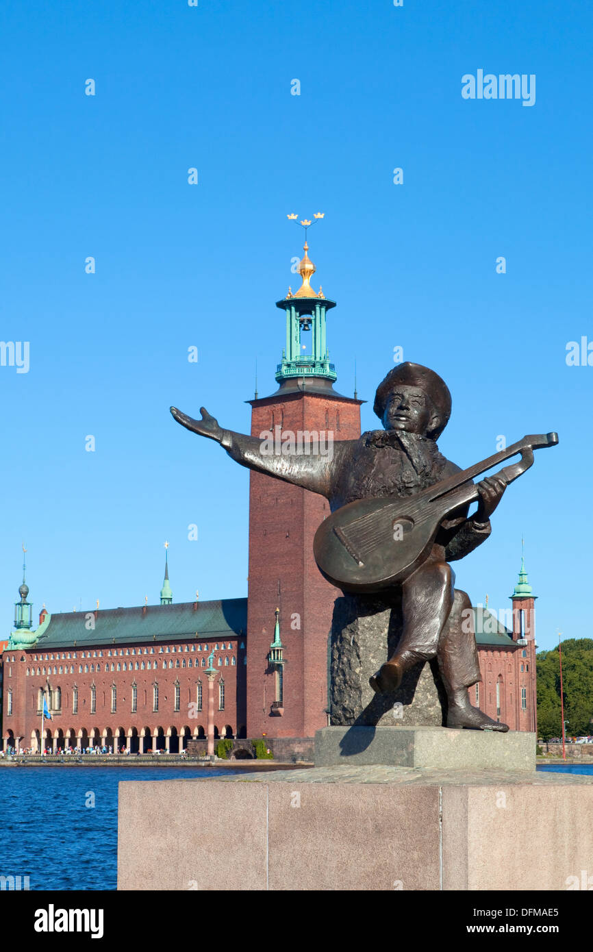 Schweden, Stockholm - das Rathaus (Stadthaus) und Statue des nationalen Musiker Evert Taube. Stockfoto
