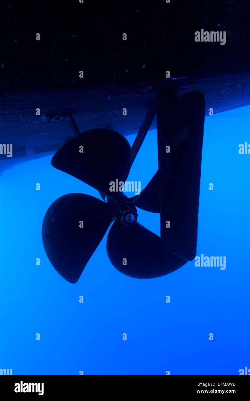Ein Boot Propeller und Ruder auf einem großen Schiff im blauen Wasser. Stockfoto