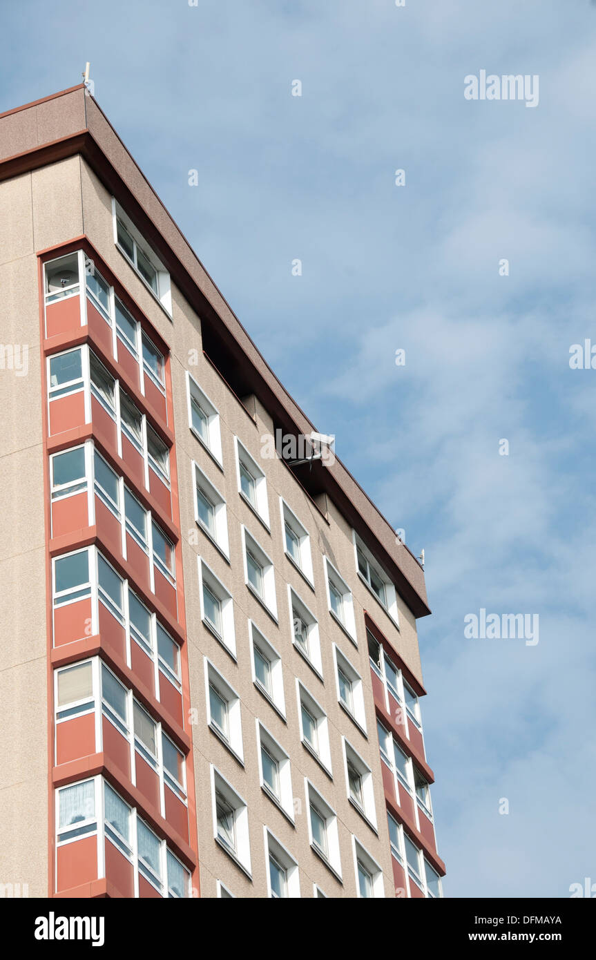 Hackney, London 2013. Broadway-Markt. Überwachungskamera auf Tower Block. Stockfoto