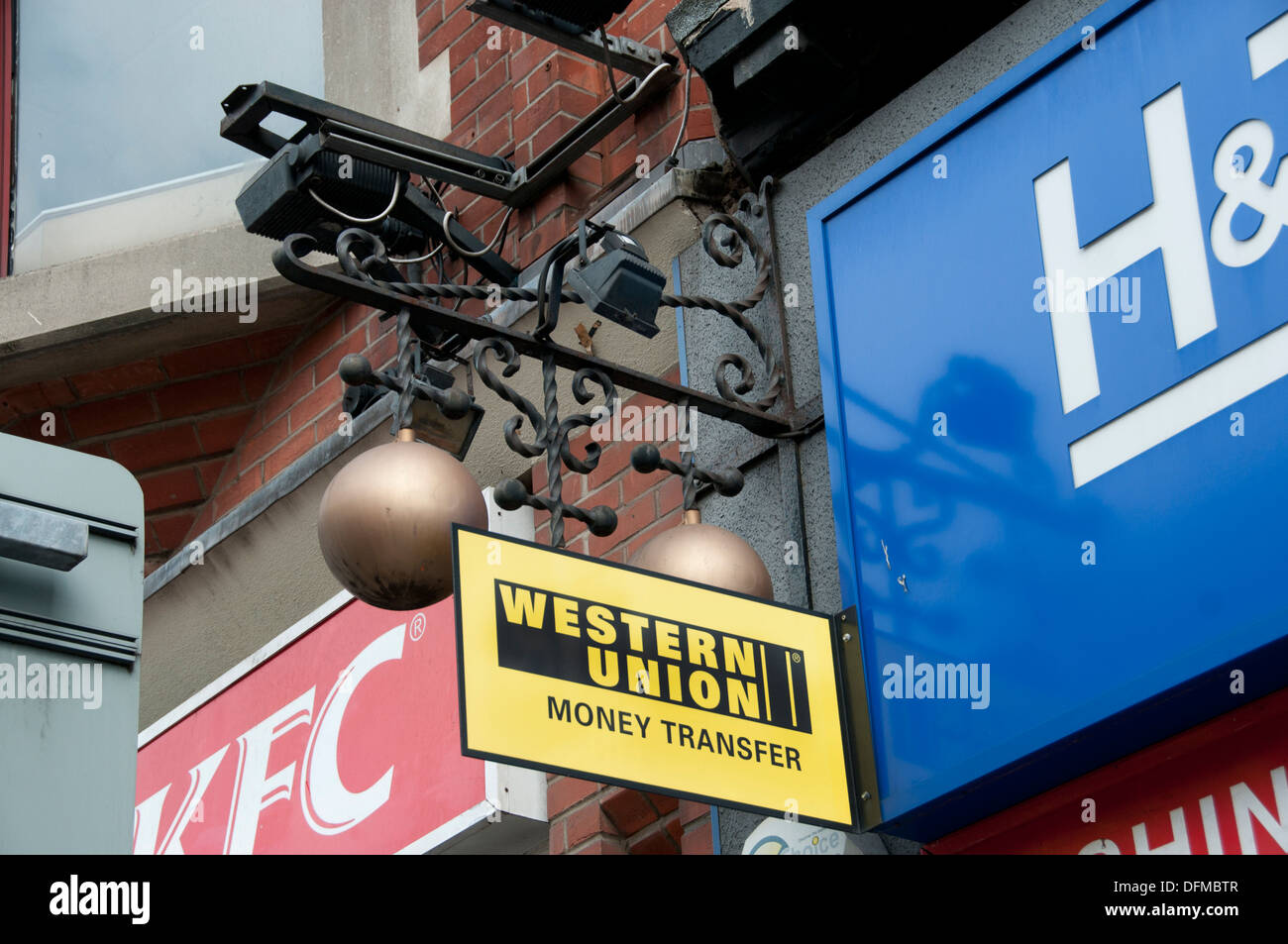 Hackney, London 2013. Pfandleiher mit drei goldenen Kugeln außerhalb und Western Union unterzeichnen Stockfoto