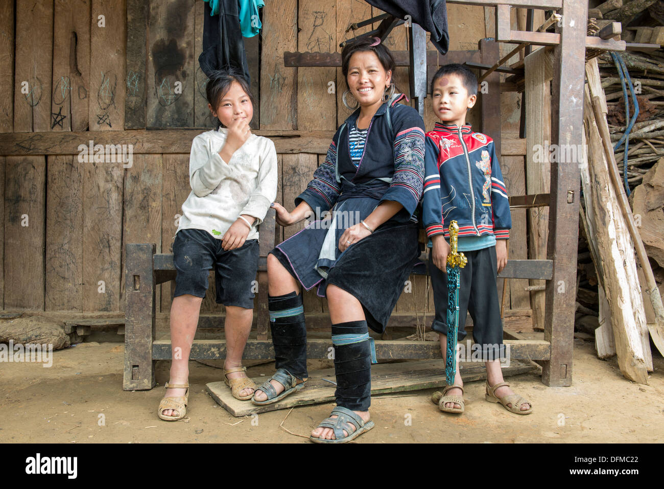 Minderheit Gruppe Black Hmong Dame ' Yai'' und ihr Kind, Sa Pa, Vietnam Stockfoto
