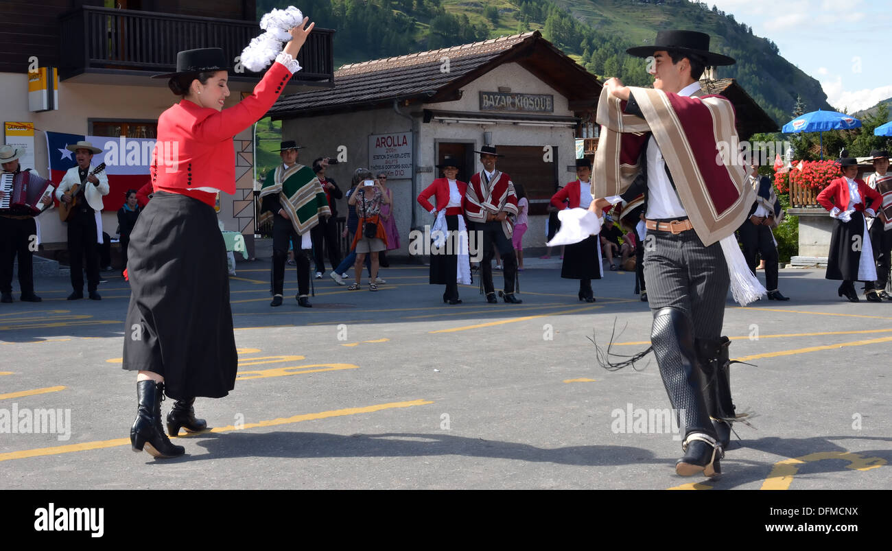 Chilenische Tanzpartner und Musiker beim internationalen Festival der Folklore und Tanz aus den Bergen (CIME): 13 August Stockfoto