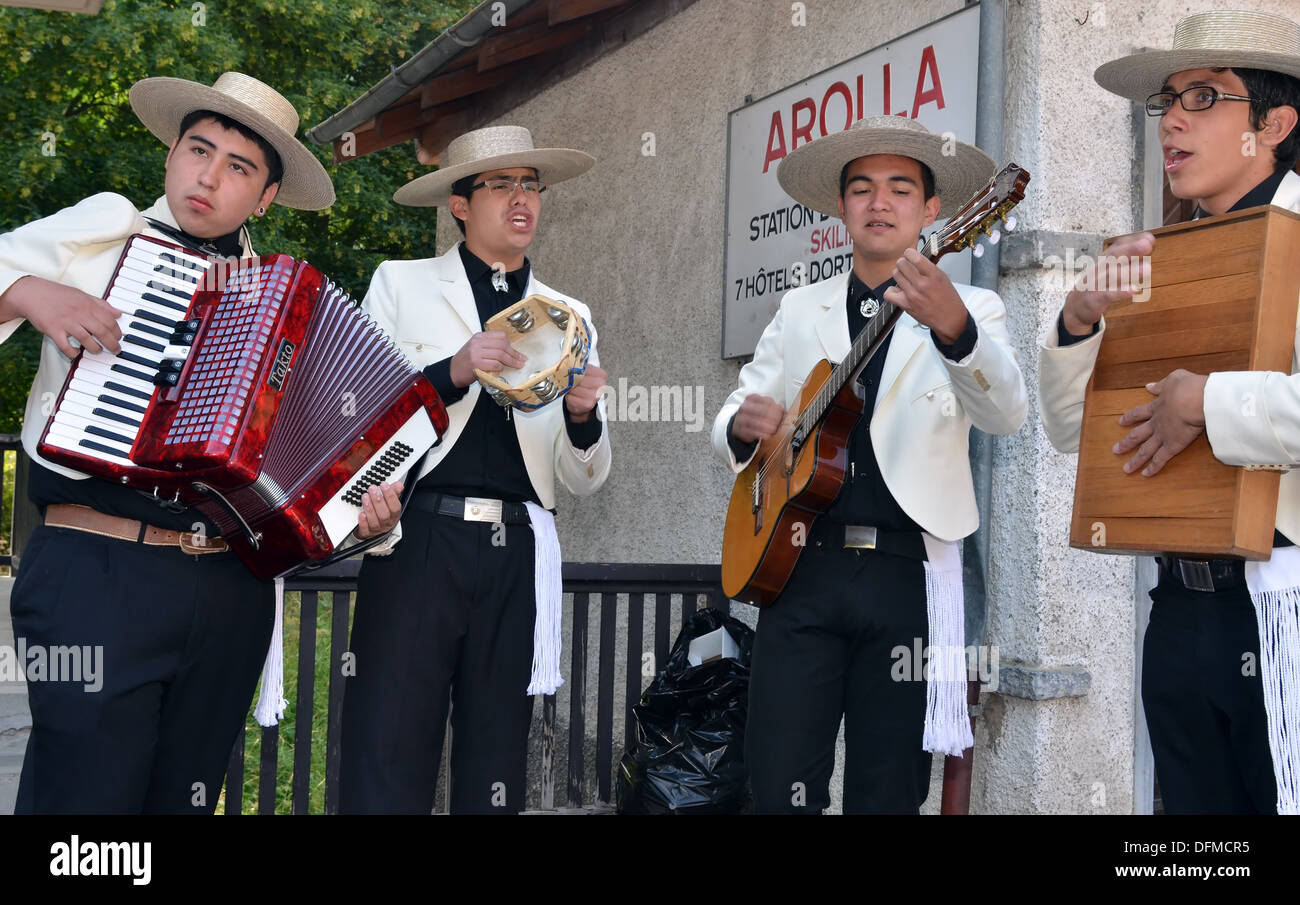 Chilenische Tanzorchester am internationalen Festival der Folklore und Tanz aus den Bergen (CIME): 13. August 2013 in Evole Stockfoto