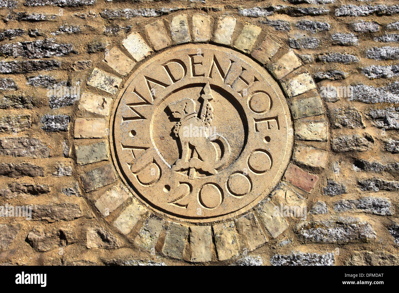 Millennium 2000 Zeichen, Wadenhoe Dorf, Grafschaft Northamptonshire, England; Großbritannien; UK Stockfoto