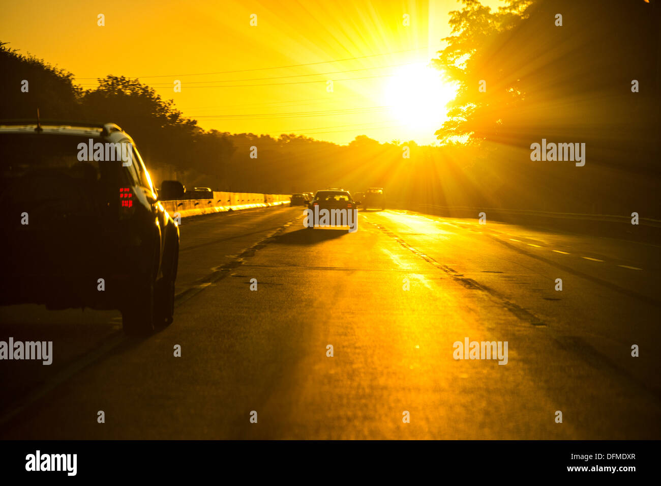 Autos mit Sonne auf der Autobahn während der Hauptverkehrszeit pendeln, Philadelphia, USA Stockfoto