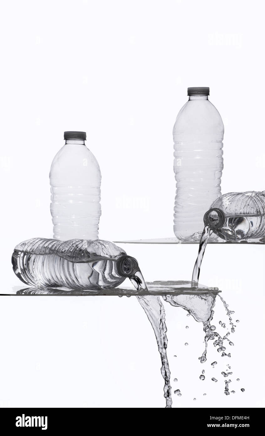 Flaschen mit Wasser verschütten Stockfoto