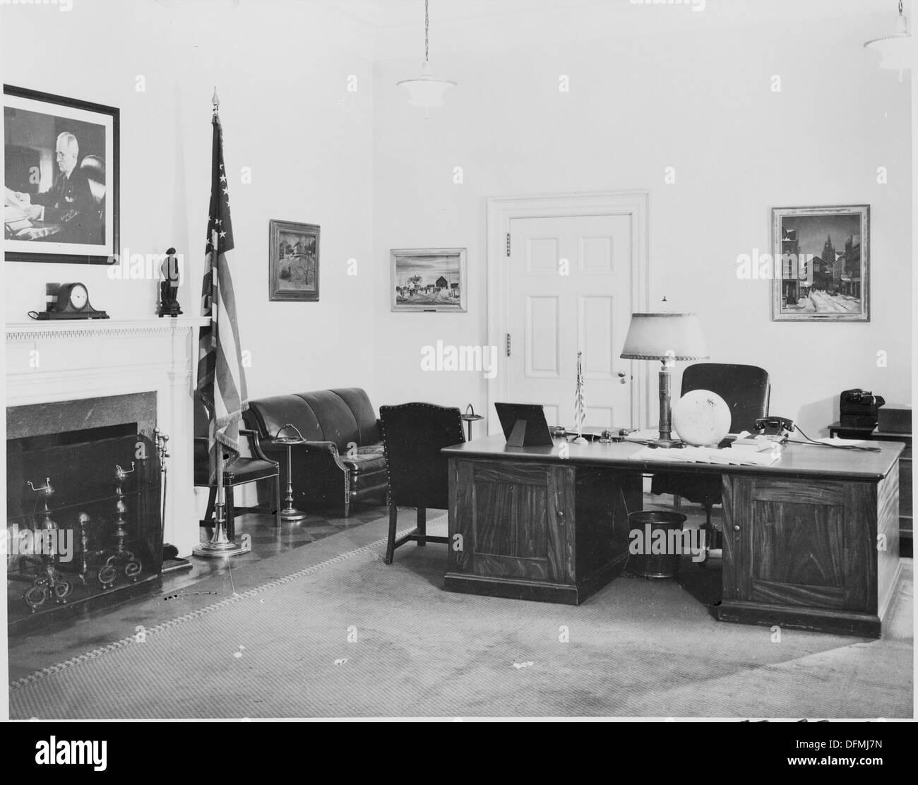 Dieses Foto zeigt ein Büro im Weißen Haus, das das Innere des Executive-Arbeitsplatzes zeigt. Das Büro ist Teil des Präsidentenkomplexes und dient als Schlüsselraum für die täglichen Aktivitäten des Präsidenten. Stockfoto