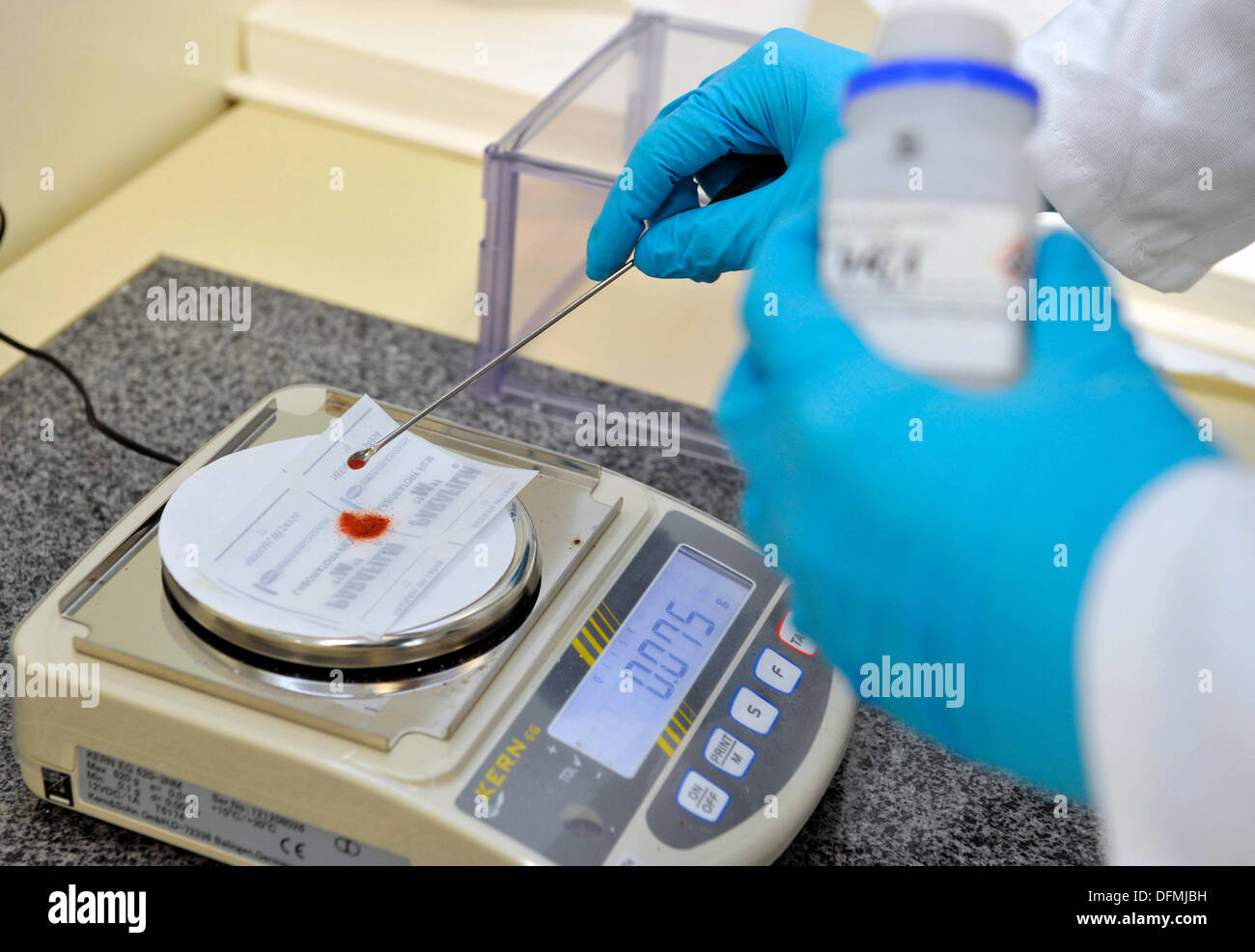 Wissenschaft, Palacký-Universität in Olomouc. 7. Oktober 2013. Regionalen Zentrum für fortschrittliche Technologien und Materialien (RCPTM) wurde in der Fakultät für Naturwissenschaften, Palacký-Universität in Olomouc, Tschechische Republik, 7. Oktober 2013 eingeweiht. Das Zentrum, das Hunderte der besten Wissenschaftler aus 11 Ländern tätig ist, untersuchen, wie z. B. Nanomaterialien, Graphen und es arbeitet auch an neuen Technologien für die Wasseraufbereitung. Gebäude ein einzigartiges Zentrum wurde von der EU mit der Menge von 545 Millionen Kronen unterstützt. © Ludek Perina/CTK Foto/Alamy Live-Nachrichten Stockfoto