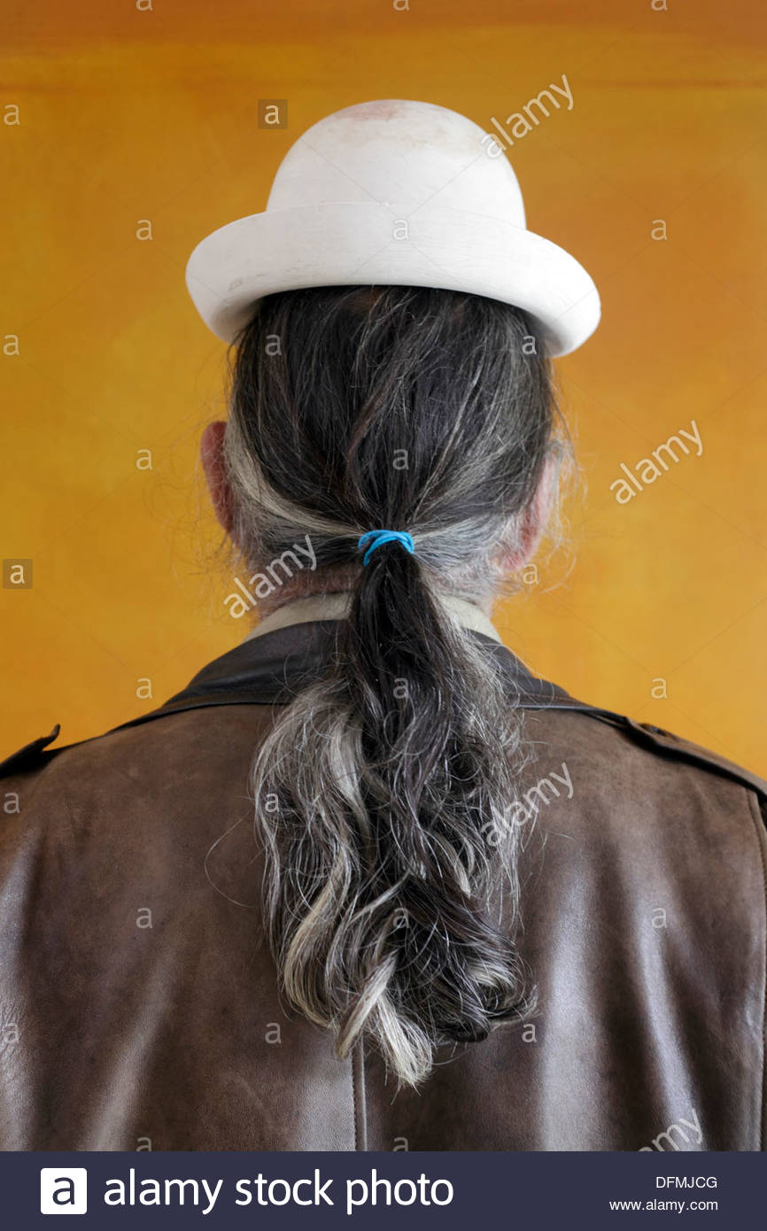 Mann mit Pferdeschwanz tragen einen zu kleinen weißen Gips Hut Stockfoto, Bild 61304448 Alamy