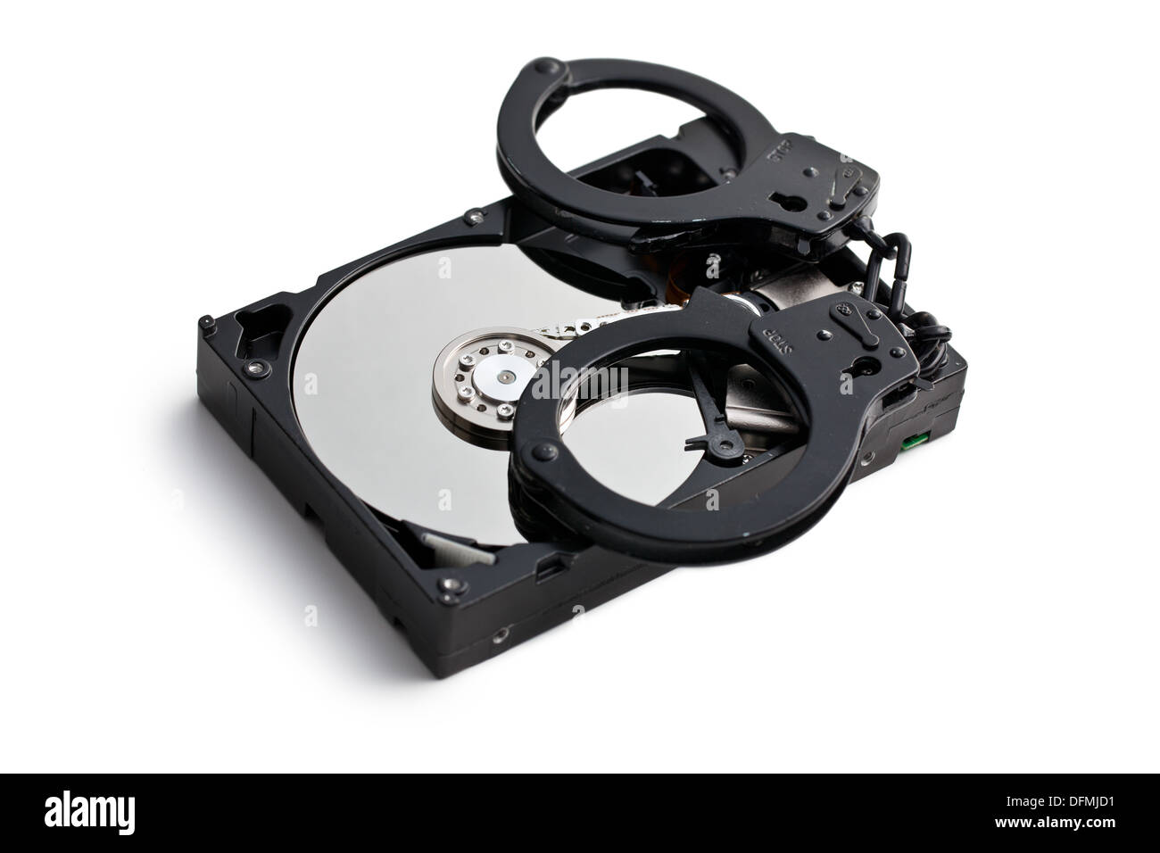Handschellen Sie mit Festplatte auf weißem Hintergrund Stockfoto