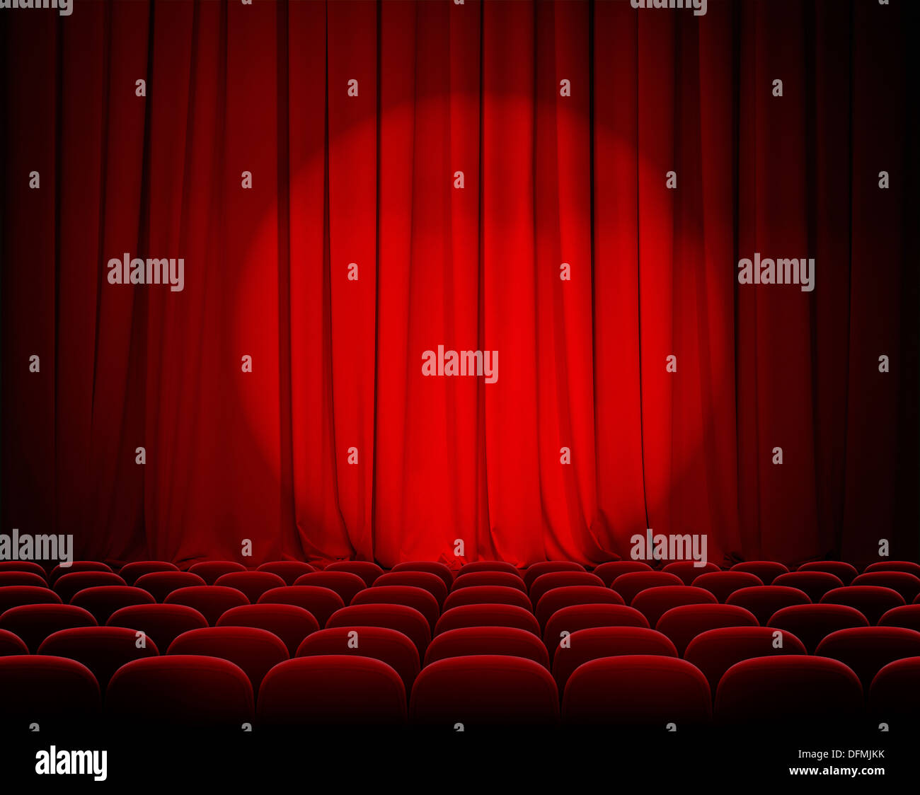 geschlossene Theater rote Vorhänge mit Spotlight und Sitze Stockfoto