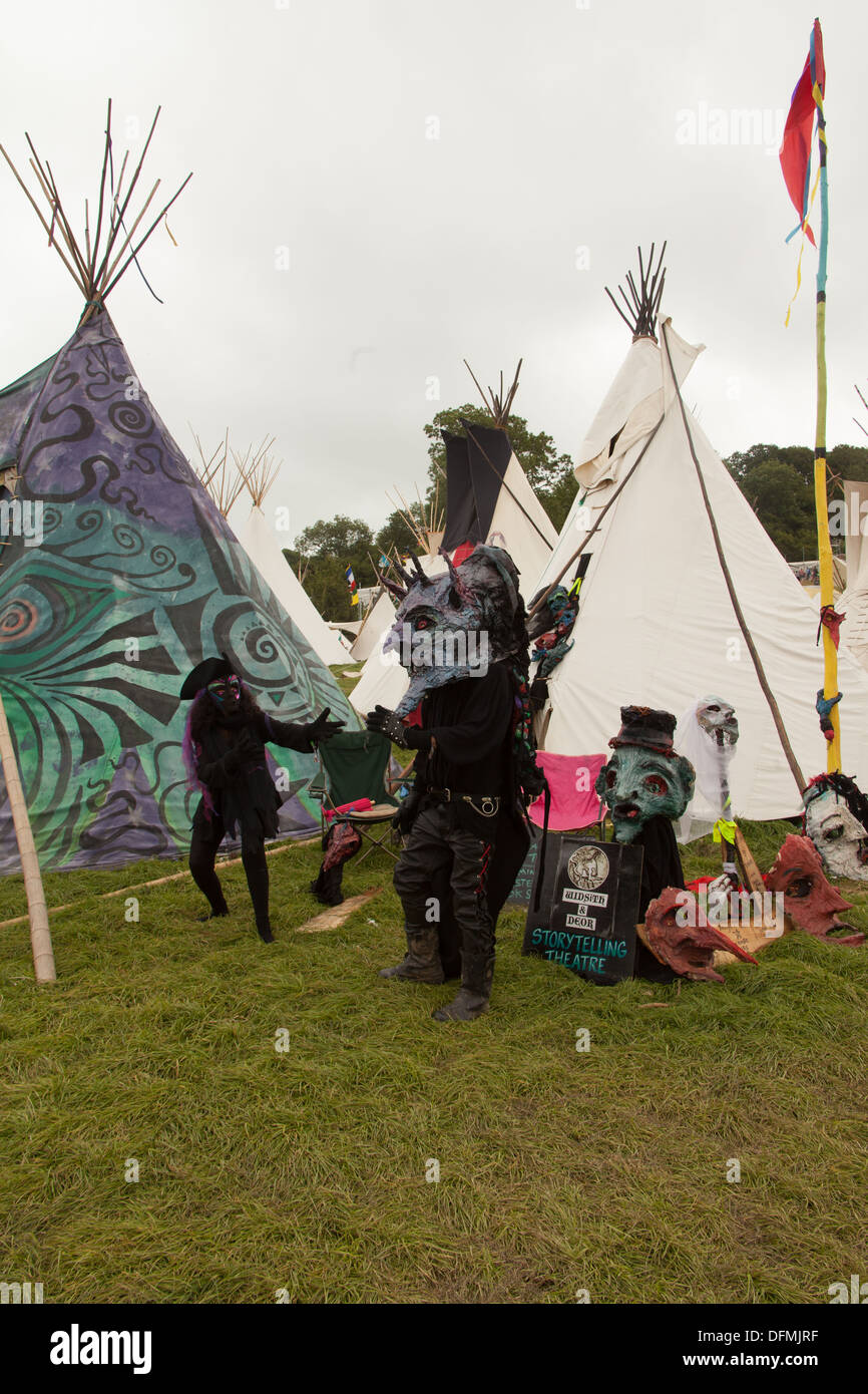 Theateraufführung im Tipi Feld Glastonbury Festival 2013, Somerset, England, Vereinigtes Königreich. Stockfoto