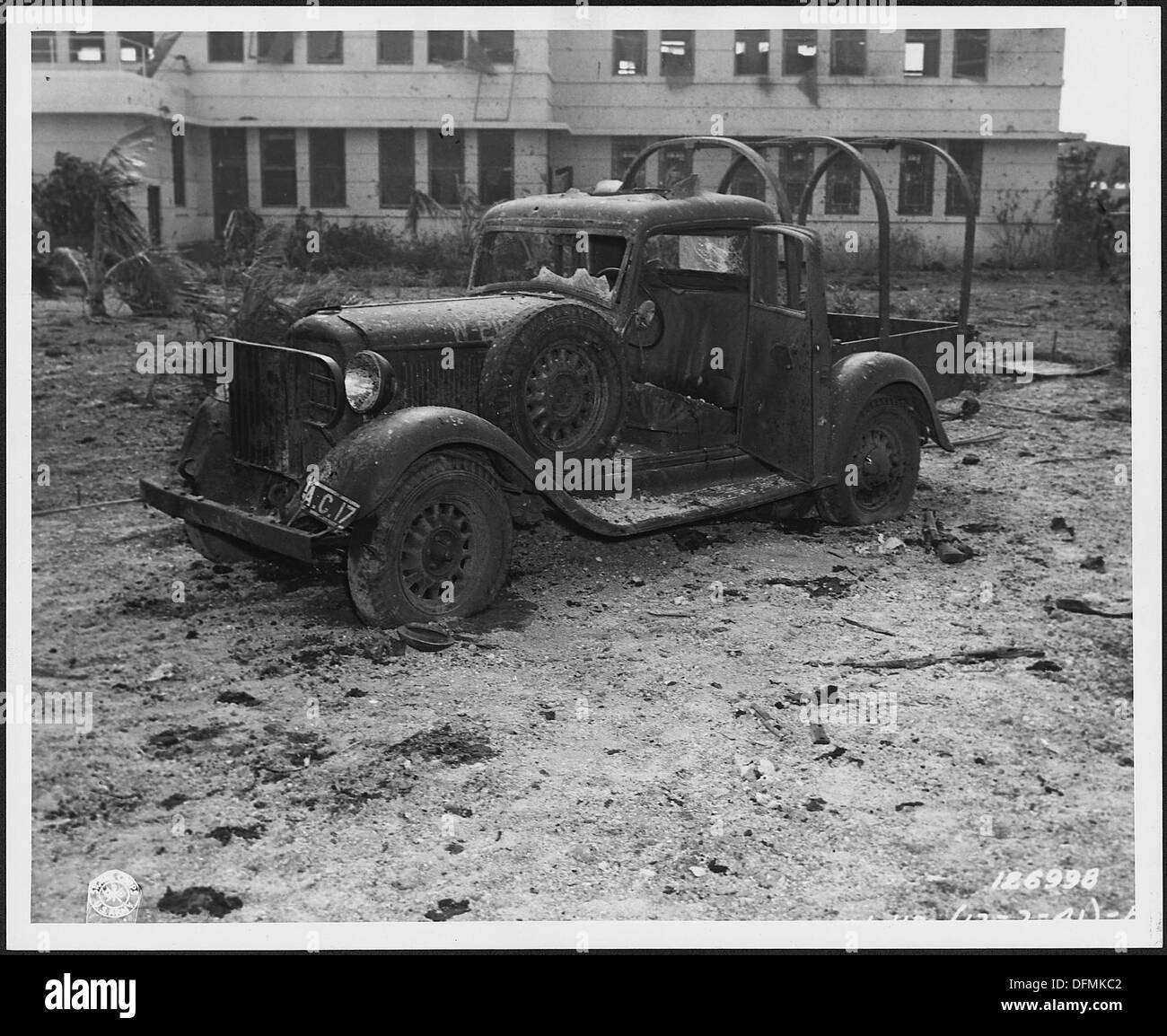 Ein Foto, das einen Militärwagen zeigt, der durch Maschinengeschüsse auf Hickam Field, Hawaii, nach dem Angriff auf Pearl Harbor am 7. Dezember 1941 beschädigt wurde. Stockfoto