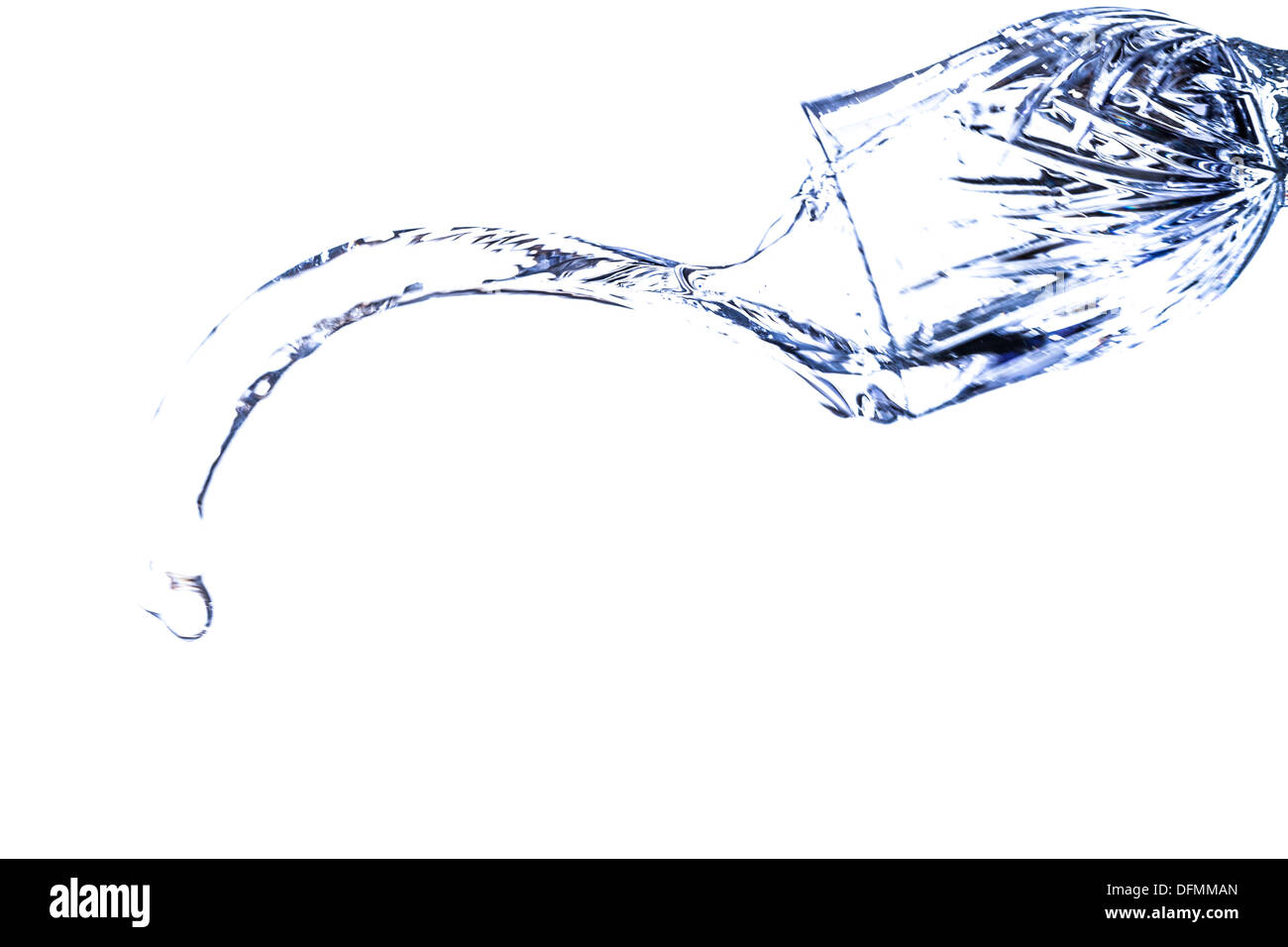 Eine schöne Form, erstellt von der flüssigen Bewegung von Wasser plantschen, wie es aus einem Glas geworfen ist Stockfoto