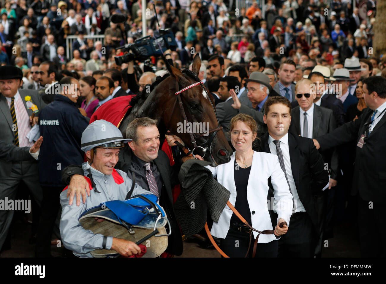 Paris, Frankreich. 6. Oktober 2013. Arc de Triomphe Festival 2013. Präsentation der Gewinner mit Thierry Jarnet nach dem Gewinn der Qatar Prix de l ' Arc de Triomphe (Gruppe 1) mit Treve. Bildnachweis: Lajos-Eric Balogh/turfstock.com/dpa/Alamy Live-Nachrichten Stockfoto