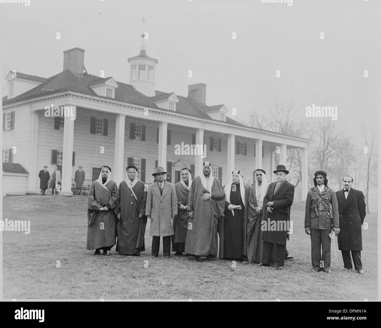 Dieses Foto zeigt Kronprinz Amir Saud von Saudi-Arabien, begleitet von anderen Würdenträgern, der vor George Washingtons Residenz steht. Das Bild fängt einen historischen Moment von diplomatischer Bedeutung ein. Stockfoto