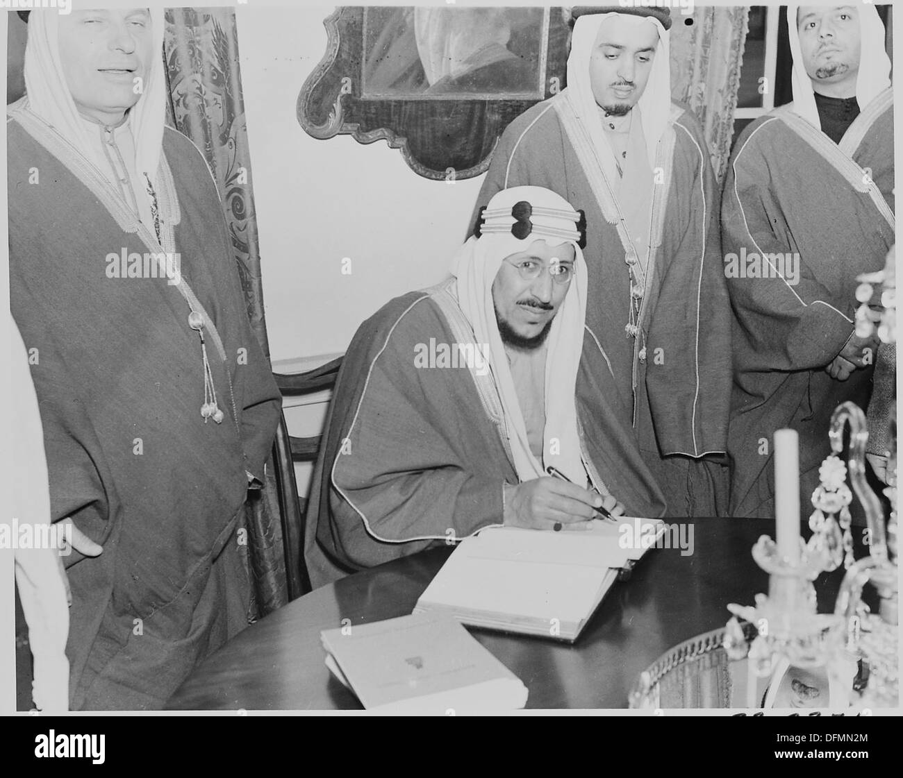 Kronprinz Amir Saud von Saudi-Arabien wird in Mount Vernon, einem historischen Wahrzeichen in Virginia, im Gästebuch gesehen. Dieses Bild repräsentiert einen diplomatischen Besuch von saudiarabischen Beamten in den USA Stockfoto