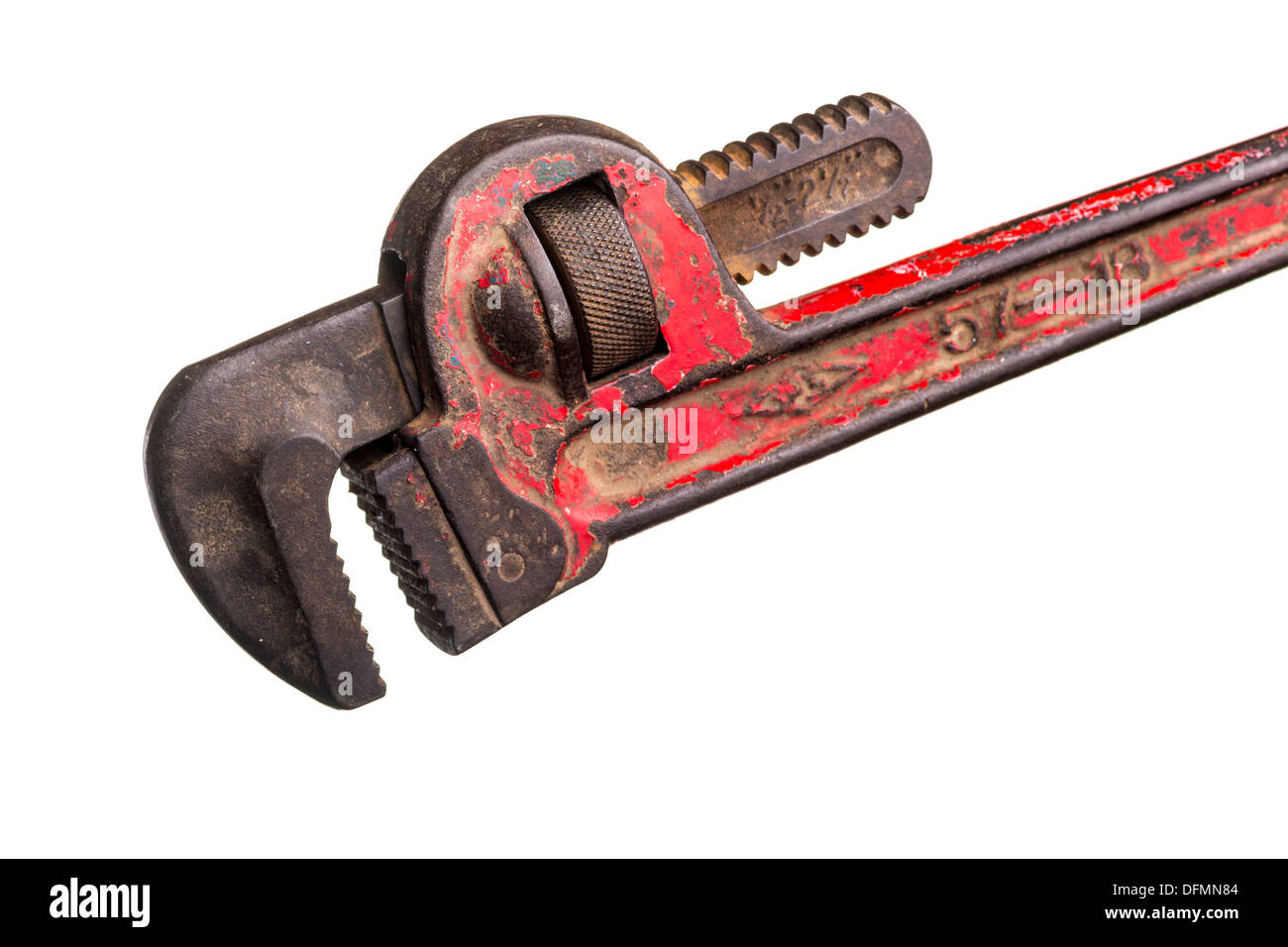 Einem alten klapprigen Installateur Schraubenschlüssel hat seine roten Farbe teilweise abgeblättert Stockfoto