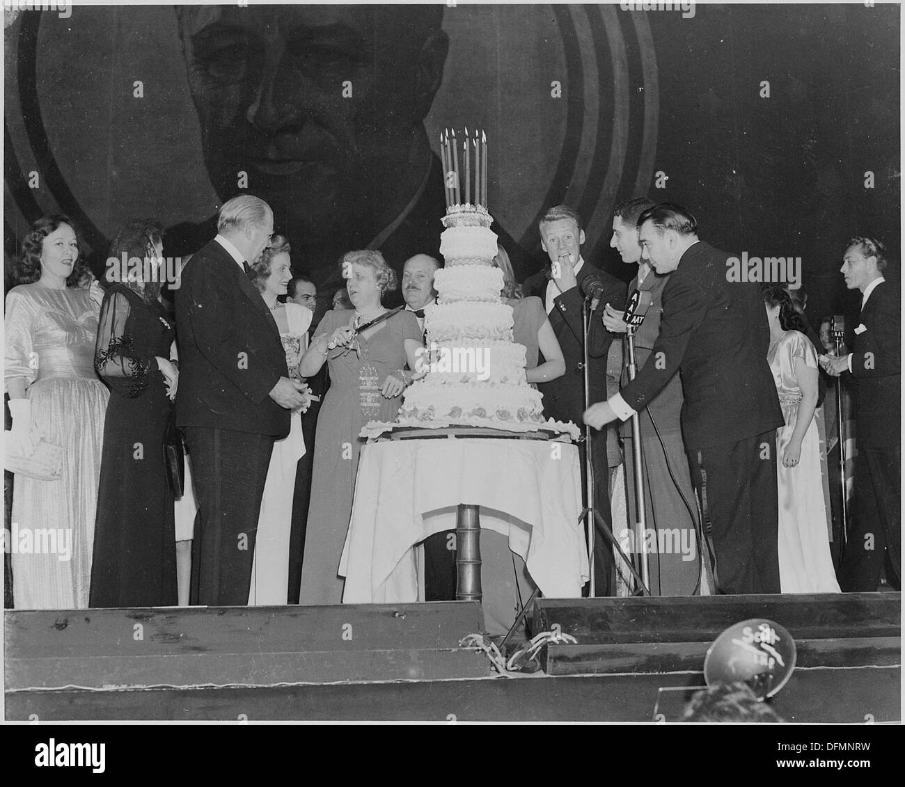 Dieses Foto zeigt First Lady Bess Truman auf dem Roosevelt Birthday Ball mit prominenten Figuren wie Charles Coburn und Van Johnson. Die Veranstaltung feiert den Geburtstag von Franklin D. Roosevelt, einem bedeutenden Ereignis in der Geschichte der USA. Stockfoto