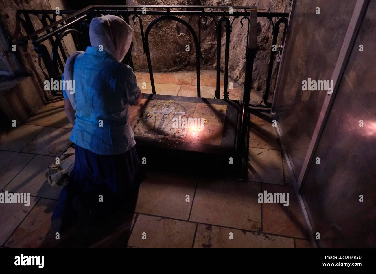 Pilger beten in der Kapelle der Erfindung oder Diagnose des Heiligen Kreuzes in der Kirche des Heiligen Grabes christlichen Viertel Altstadt Ost Jerusalem Israel Stockfoto