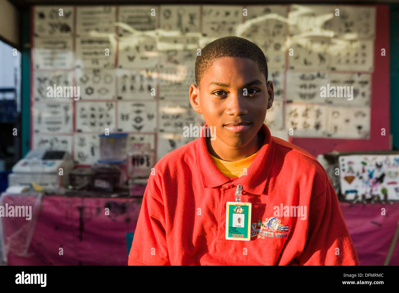 Junger Mann, temporäre Tattoos, große New York State Fair zu verkaufen. Stockfoto