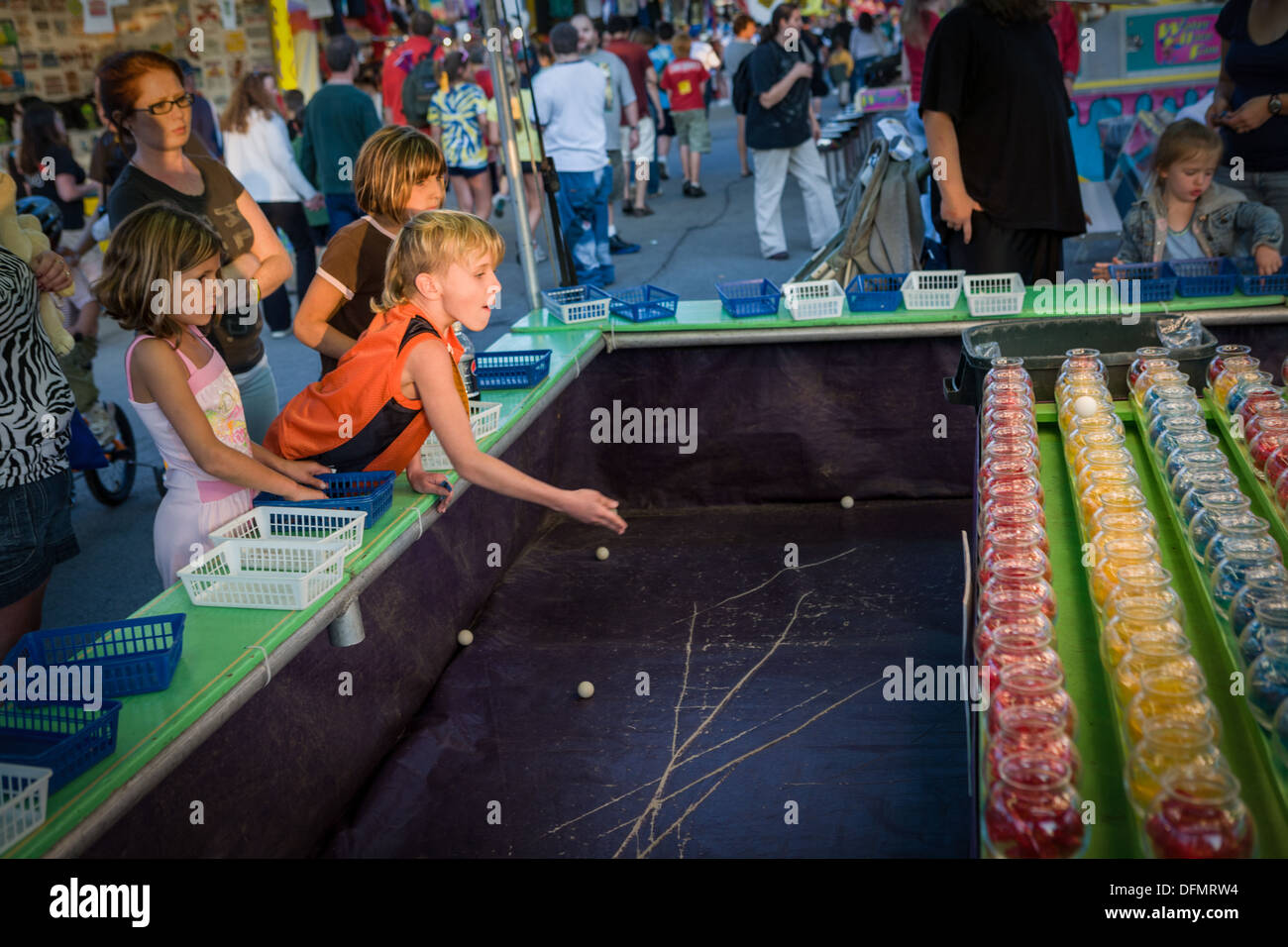 Familie auf Midway am Spiel des Zufalls, Great New York State Fair. Stockfoto