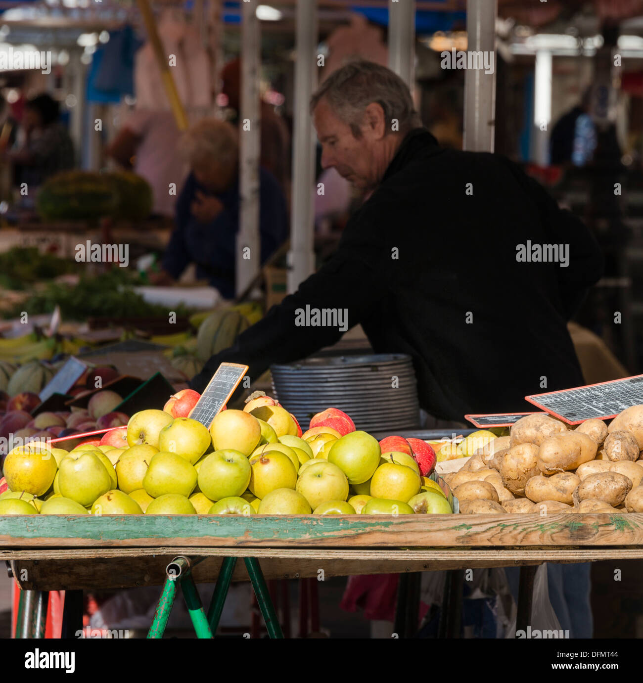 Obst und Gemüse zu verkaufen in Blumenmarkt Cours Saleya in Nizza Stockfoto