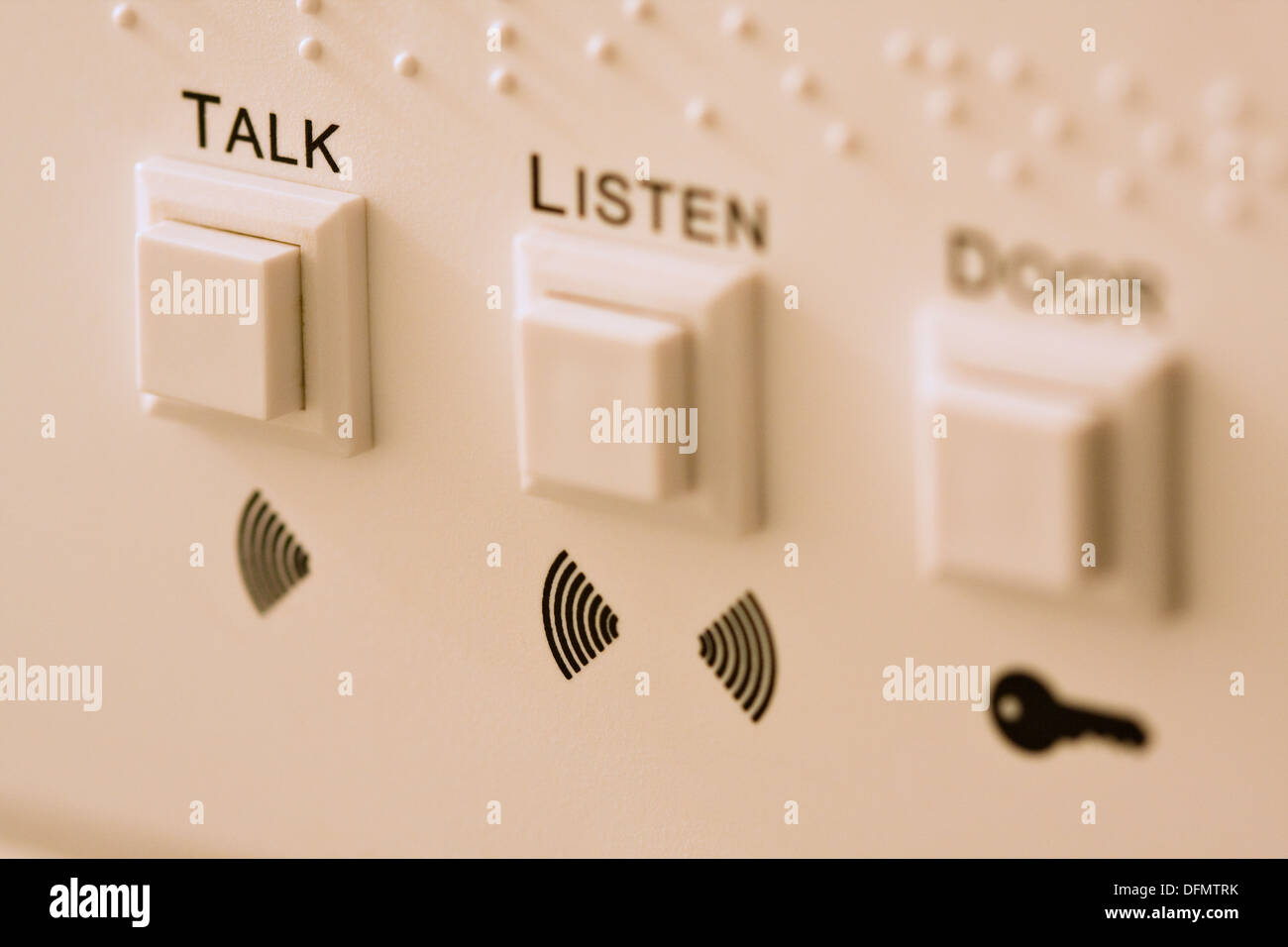 Wohnung-Gegensprechanlage mit Braille-Schrift, Text und Symbol, selektiven Fokus auf Taste "Talk" Stockfoto