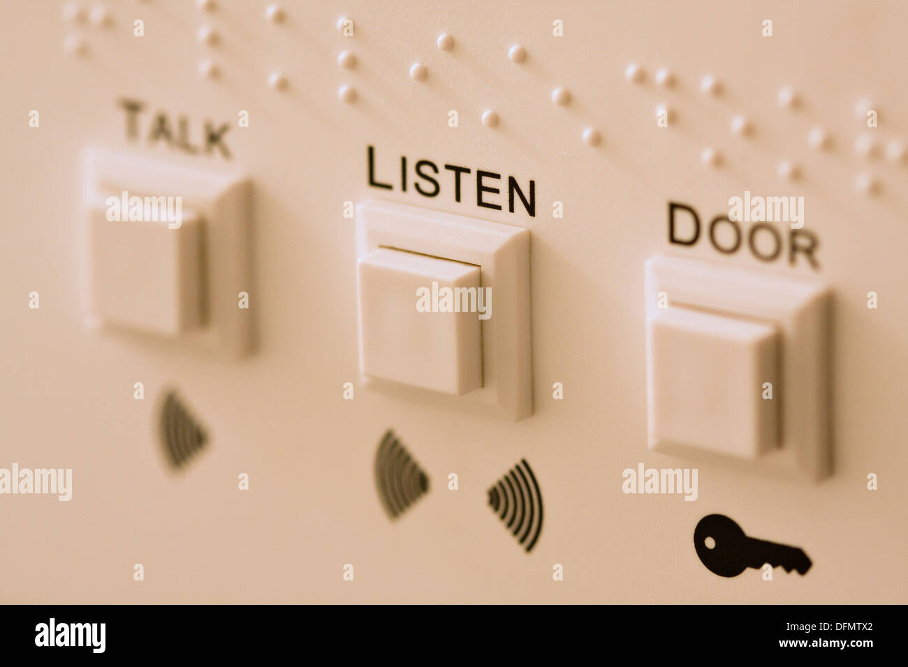 Wohnung-Gegensprechanlage mit Braille-Schrift, Text und Symbol, selektiven Fokus auf "Hören" button Stockfoto