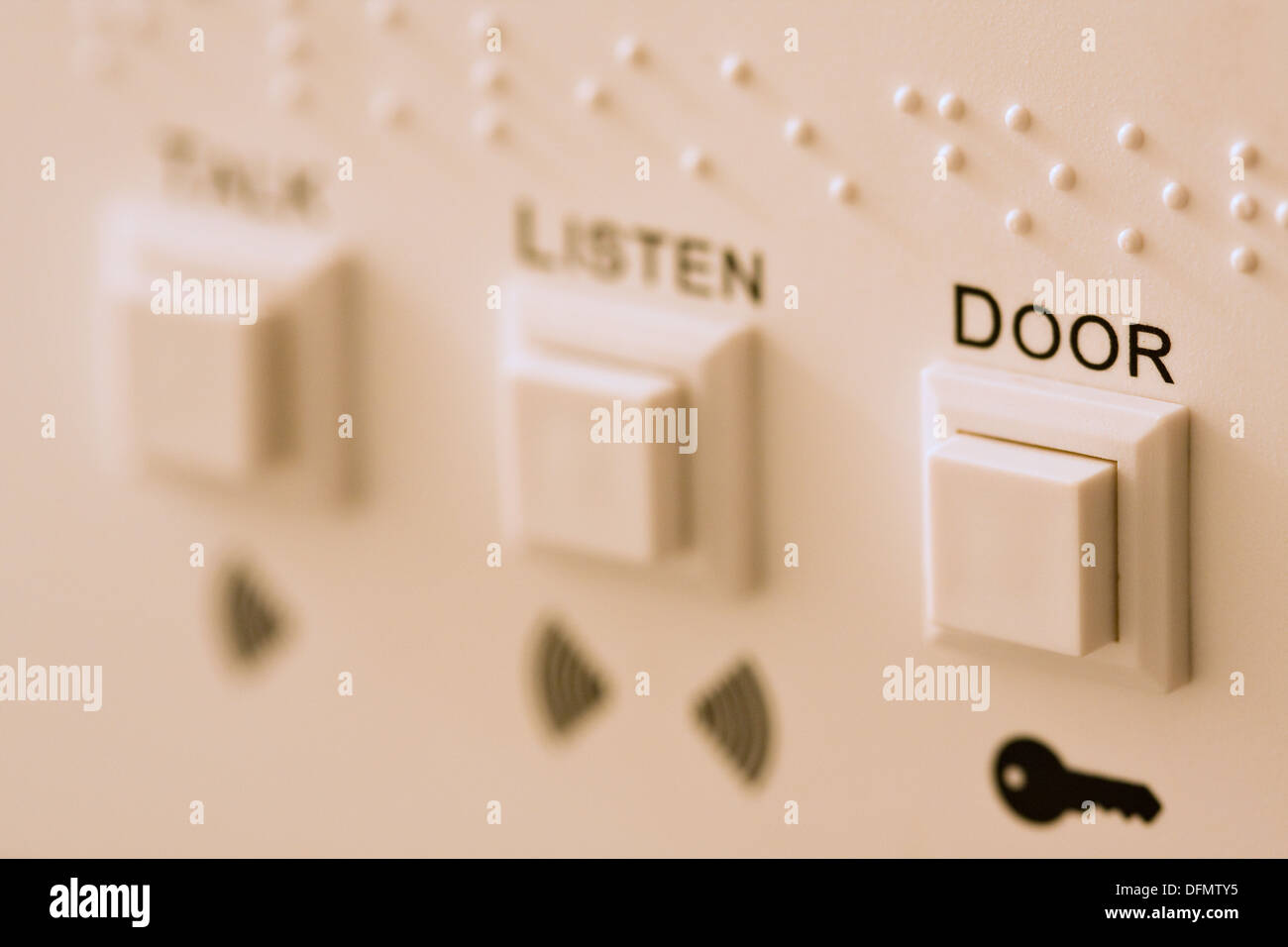 Wohnung-Gegensprechanlage mit Braille-Schrift, Text und Symbol, selektiven Fokus auf "Tür" button Stockfoto