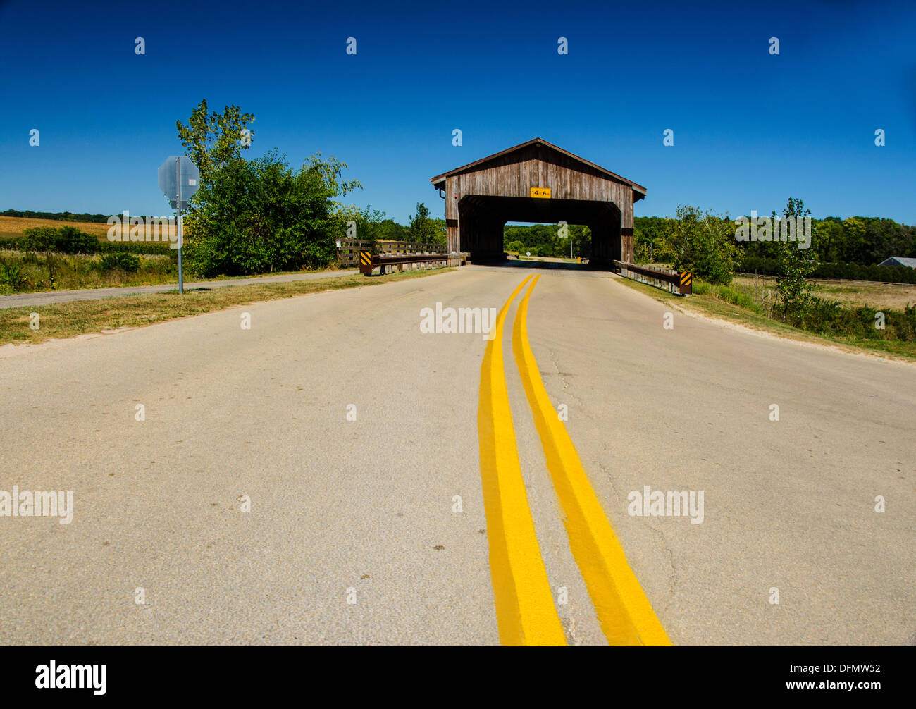 Die historischen Morrison bedeckte Brücke über den Rock Creek in der Nähe von Morrison, Illinois, einer Stadt in der Nähe der Lincoln Highway Stockfoto