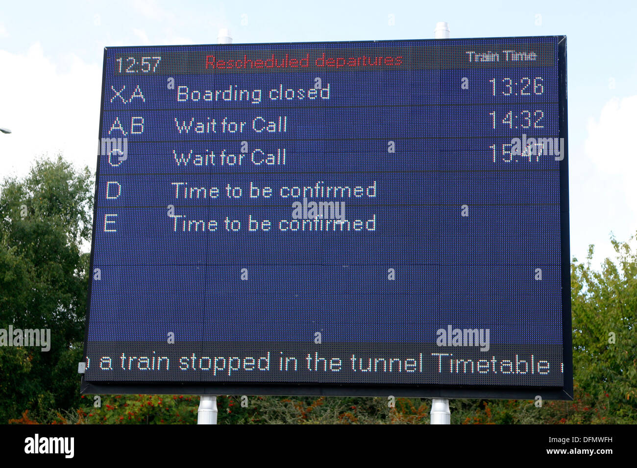 Abfahrt Fahrplan Zeichen bei Folkestone Eurotunnel 132674 Tunnel board Stockfoto