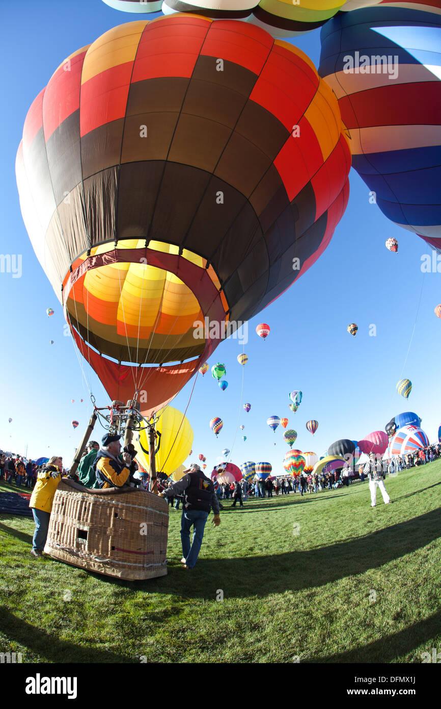 Ballonfahrer am ersten Tag des Albuquerque International Balloon Fiesta 2013 abheben wird vorbereitet Stockfoto