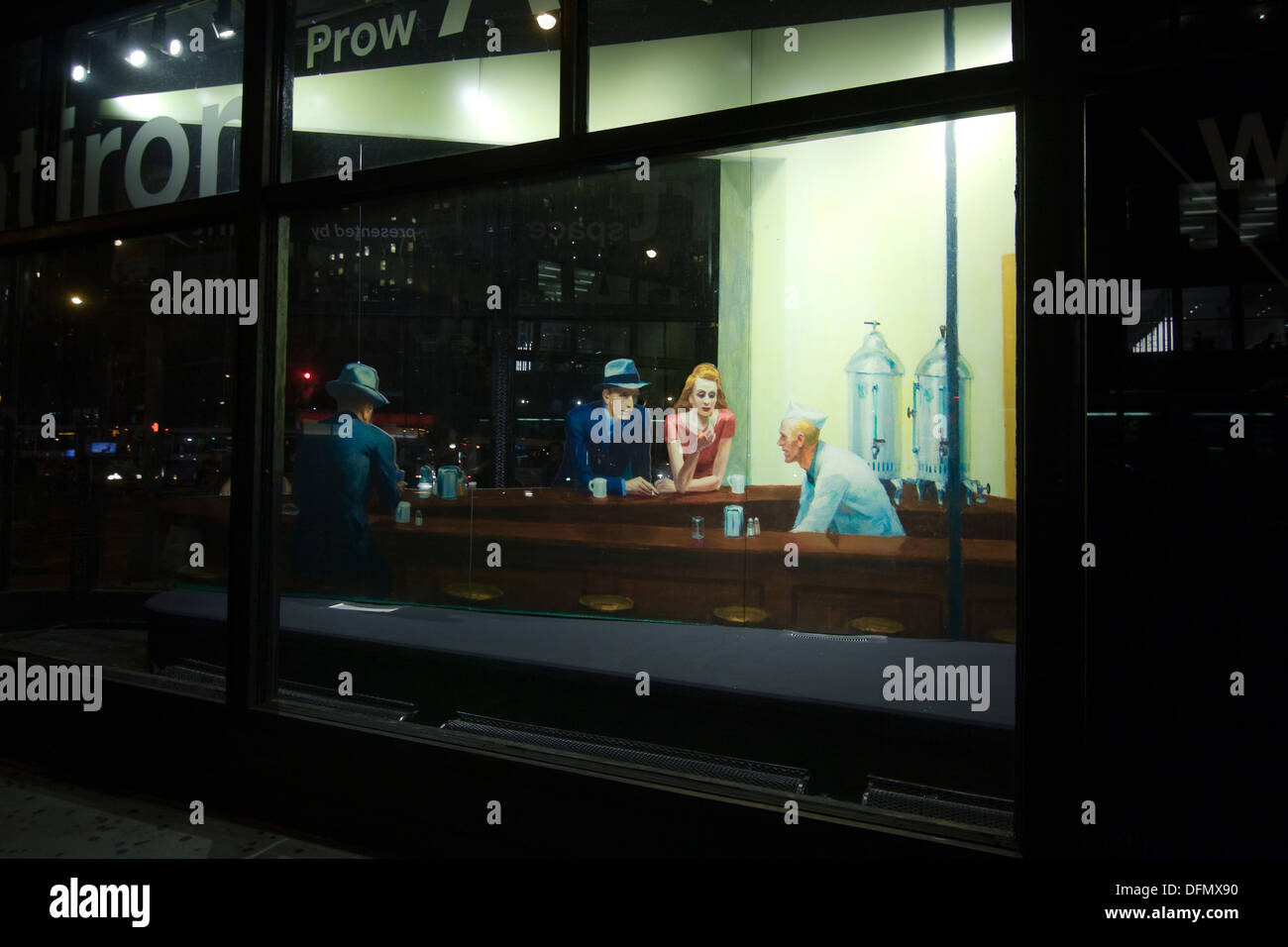 Edward Hoppers Gemälde "Nighthawks" nachgebildeten lebensgroßen innerhalb der Bug von New York Citys Flatiron Building in Chelsea ist. Stockfoto