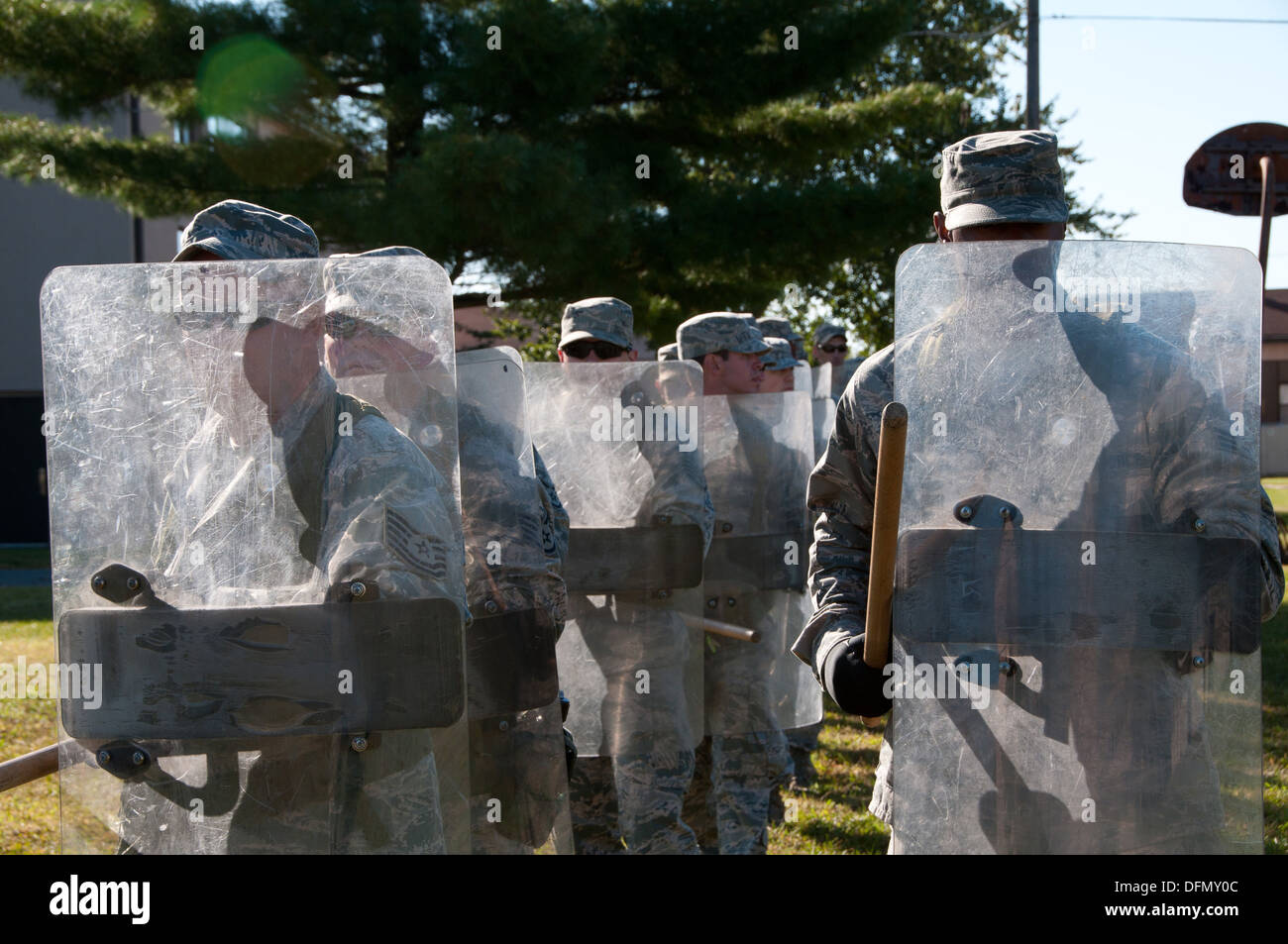 Mitglieder der 108. Flügel und 177. Kämpfer-Flügel teilnehmen in der jährlichen schnelle Reaktion Kraft (QRF) training 29. September 2013, auf gemeinsame Basis McGuire-Dix-Lakehurst, NJ QRF Training lehrt Guard Mitglieder Umgang mit Störungen beim Aufruf zur Pflicht f Stockfoto