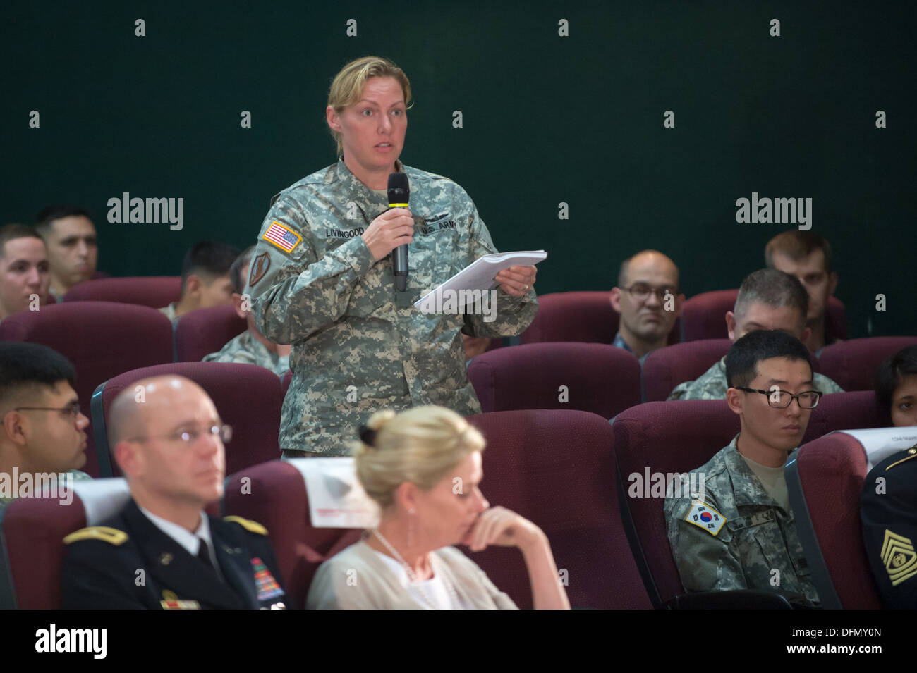 Ein US-Armee Soldat fragt eine Frage während ein Rathaus mit dem Vorsitzenden der Joint Chiefs Of Staff General Martin E. Dempsey und seine Frau Mrs Deanie Dempsey im Kino Yongsan-Gu in Seoul, Südkorea, 1. Oktober 2013. Dempsey ist auf eine viertägige Reise t Stockfoto