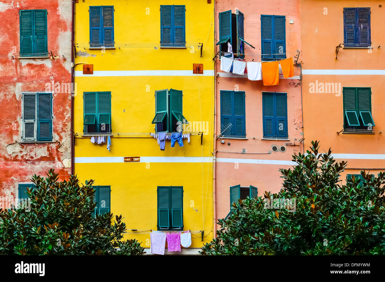 Detail der bunten Hauswände, Fenster und Trocknen von Kleidung, Cinque Terre, Italien Stockfoto