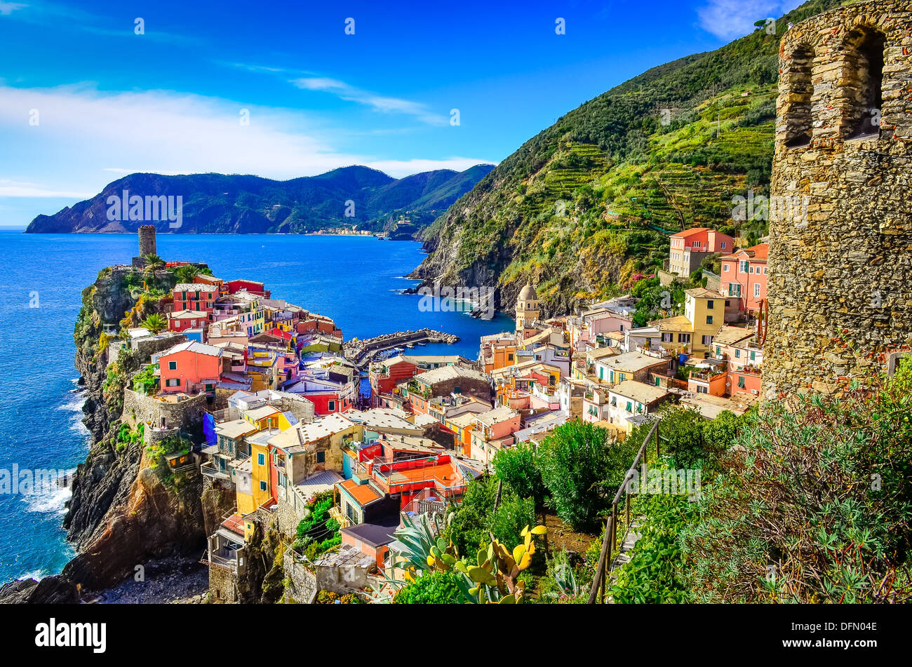 Malerische Aussicht auf bunten Dorf Vernazza und das Meer Küste in Cinque Terre, Italien Stockfoto