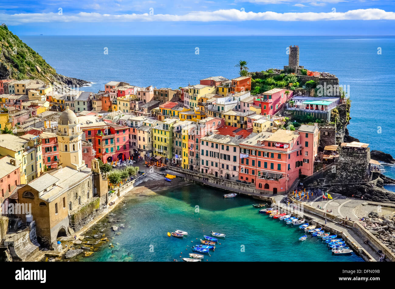 Malerische Aussicht auf Meer und Hafen in bunten Dorf Vernazza, Cinque Terre, Italien Stockfoto