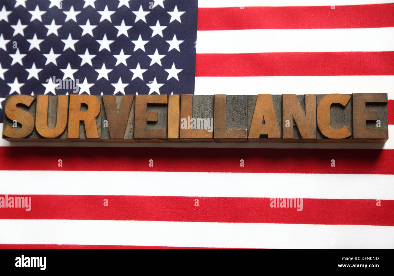 das Wort "Überwachung" auf eine amerikanische Flagge Stockfoto