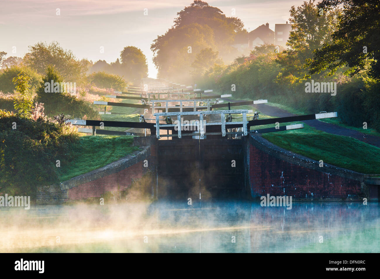 Am frühen Morgennebel in Caen Hill Locks auf der Kennet und Avon Kanal in Devizes, Wiltshire. Stockfoto