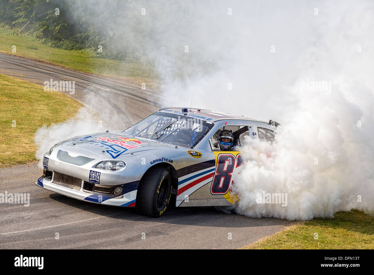 2007 hat Toyota Camry NASCAR einen Burn-Out mit auf die 2013 Goodwood Festival of Speed, Sussex, UK. Stockfoto