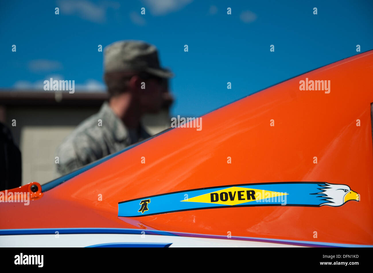 Der Dover Air Force Base Schweif Blitz sitzt auf Eric McClures Nr. 14 kräftigen Chevy vor 5 Stunden Energie 200 28. September 2013, auf dem Dover International Speedway in Dover, Delaware Team Dover Flieger diente als ehrenamtlicher Pit Crew-Mitglieder für McClure und konnten wa Stockfoto