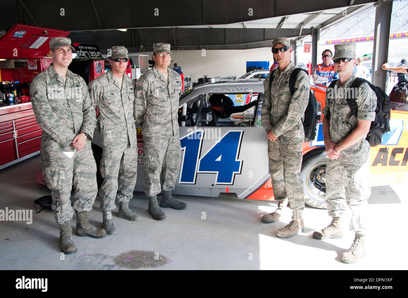 Team Dover Flieger stehen vor Eric McClures Nr. 14 kräftigen Chevy in der Garagenbereich 28. September 2013, bei Dover International Stockfoto