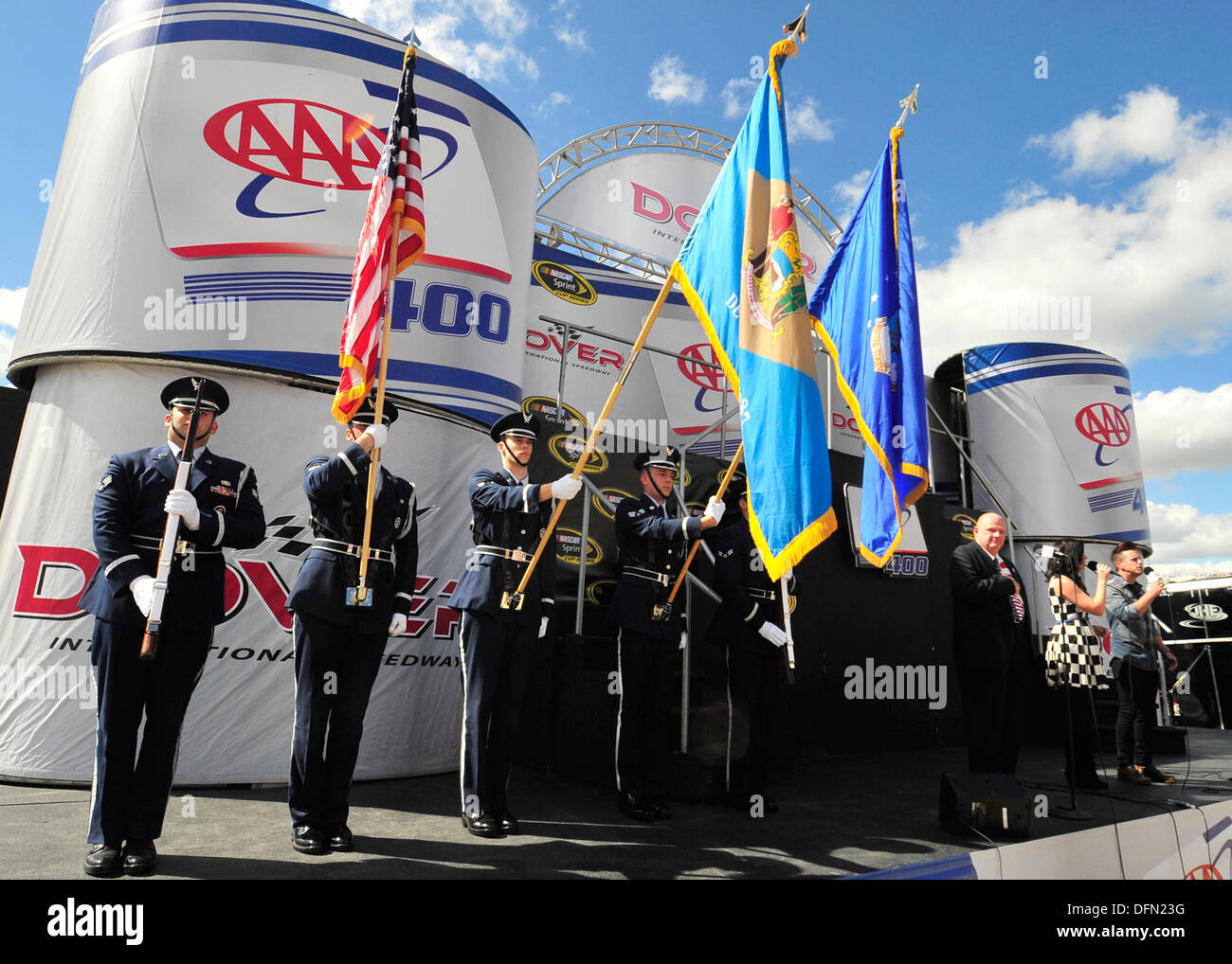 Das Team Dover Ehrengarde Kommissionsmitglieder die Farben während der Nationalhymne vor Beginn des AAA 400 eine Vielzahl von Aktivitäten zur Unterstützung der 29. September 2013, auf dem Dover International Speedway in Dover, Delaware Mitglieder des Team Dover teilgenommen Stockfoto